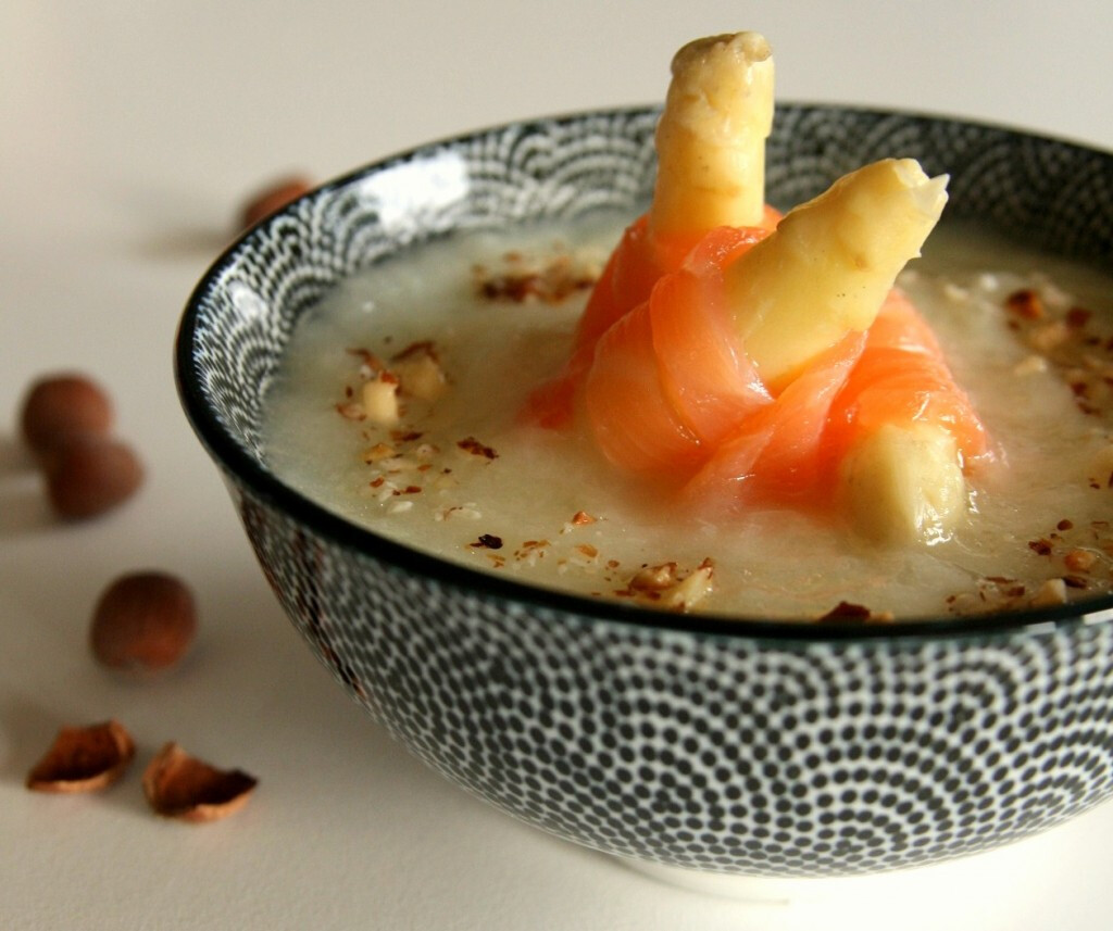 Velouté d'asperges blanches à la noisette, pointes au saumon fumé