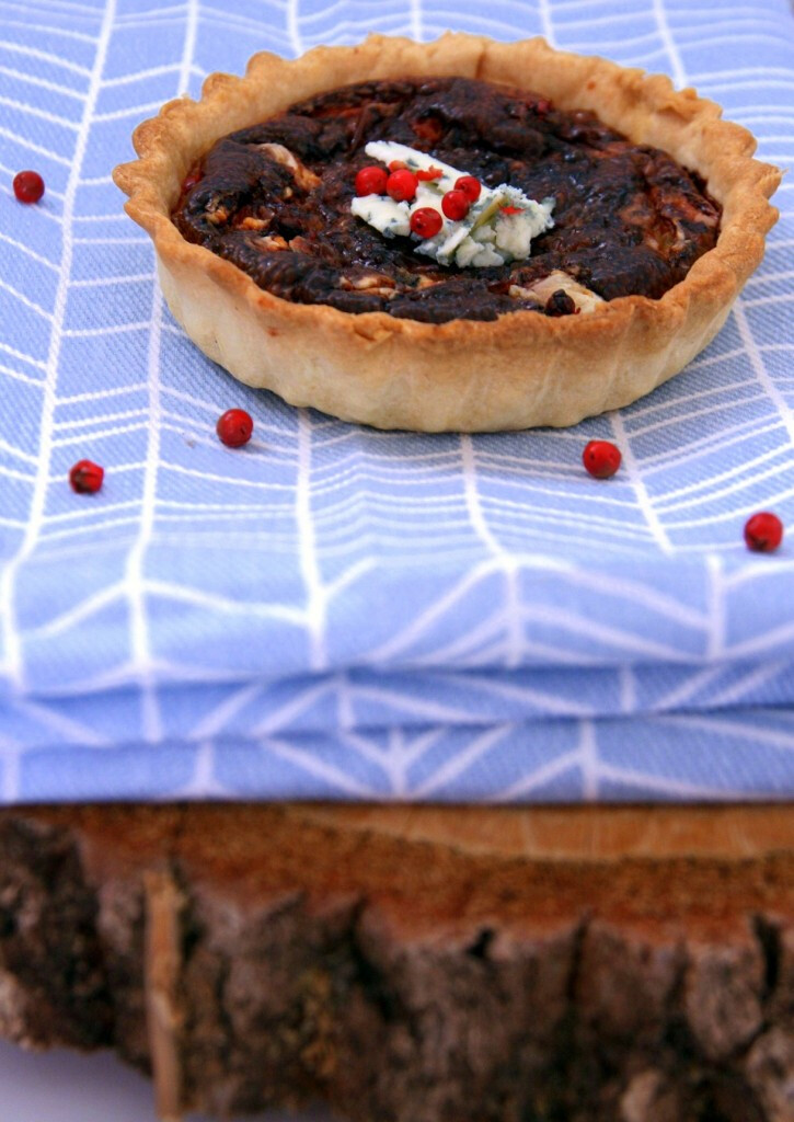 Tartelette à la fourme d'Ambert et aux baies roses