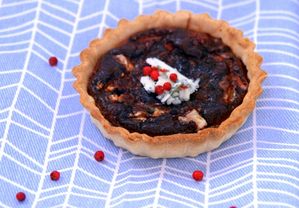 Tartelette à la fourme d'Ambert et aux baies roses