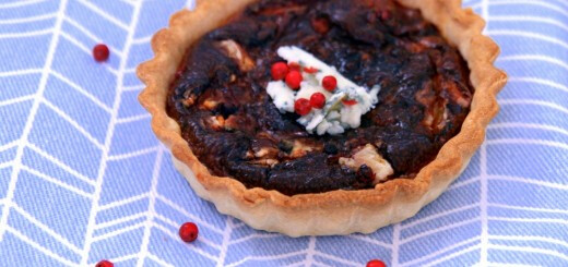 Tartelette à la fourme d'Ambert et aux baies roses