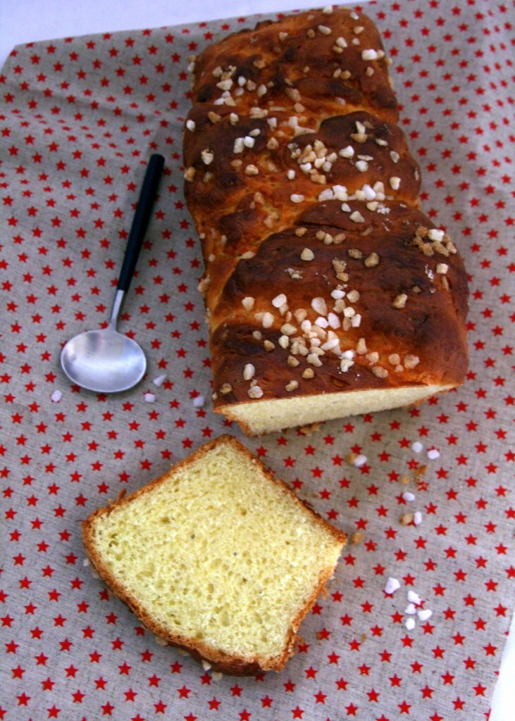 Brioche grains de sucre et cardamome