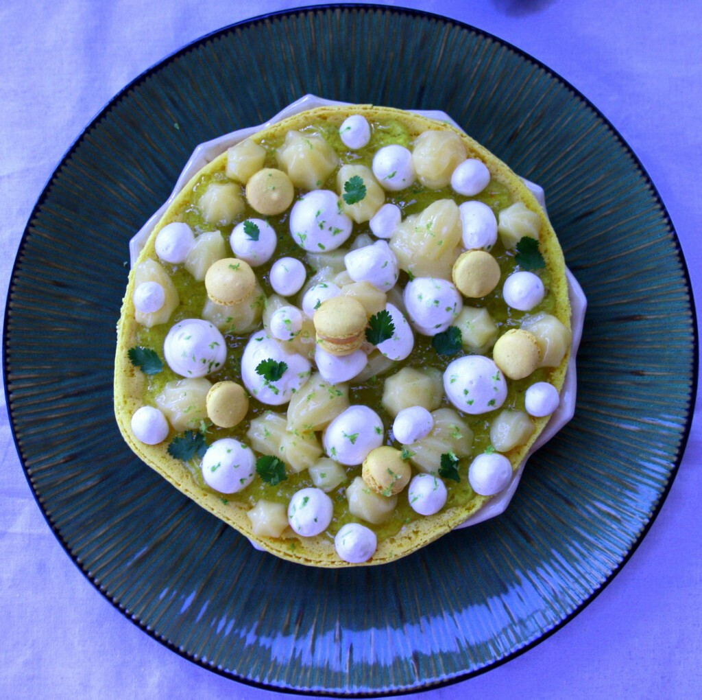 Grand macaron ouvert aux deux citrons, gelée à la coriandre, chantilly au yuzu