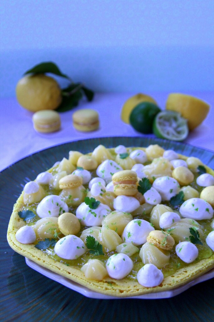 Grand macaron ouvert aux deux citrons, gelée à la coriandre, chantilly au yuzu