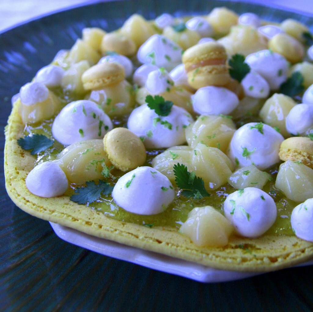 Grand macaron ouvert aux deux citrons, gelée à la coriandre, chantilly au yuzu