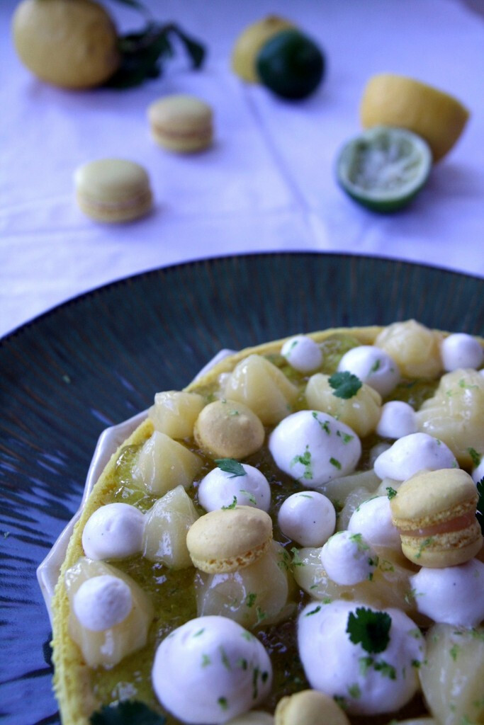 Grand macaron ouvert aux deux citrons, gelée à la coriandre, chantilly au yuzu