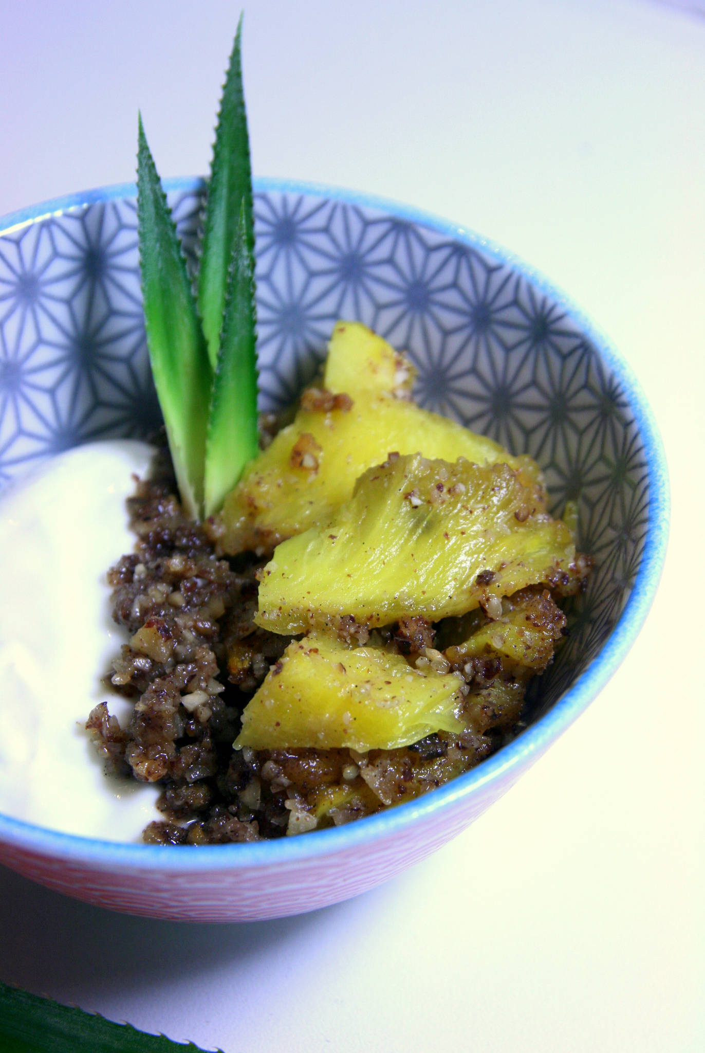 Ananas rôti aux noisettes, miel et vanille