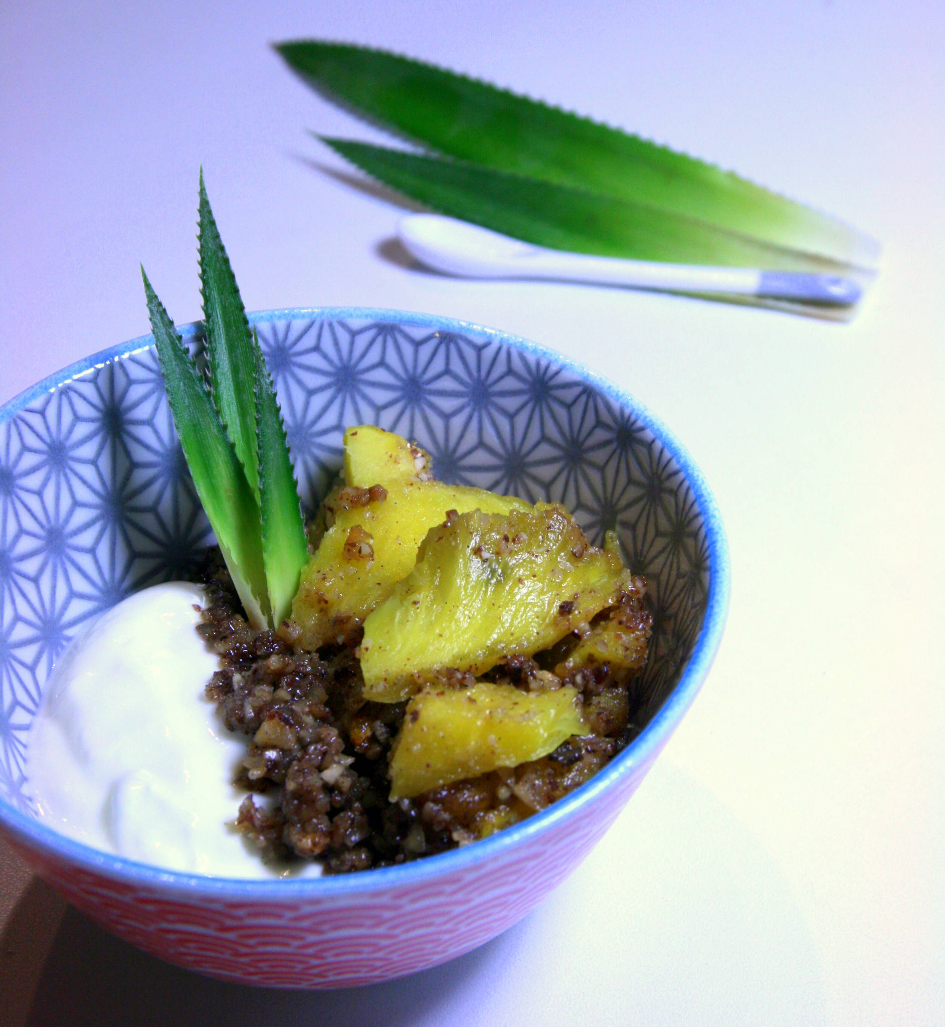 Ananas rôti aux noisettes, miel et vanille