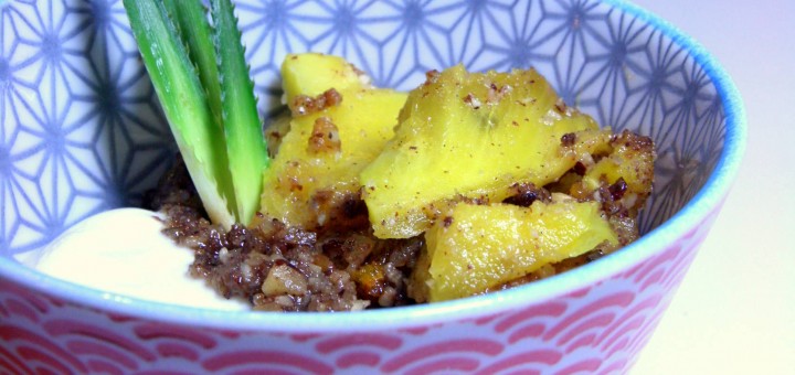 Ananas rôti aux noisettes, miel et vanille