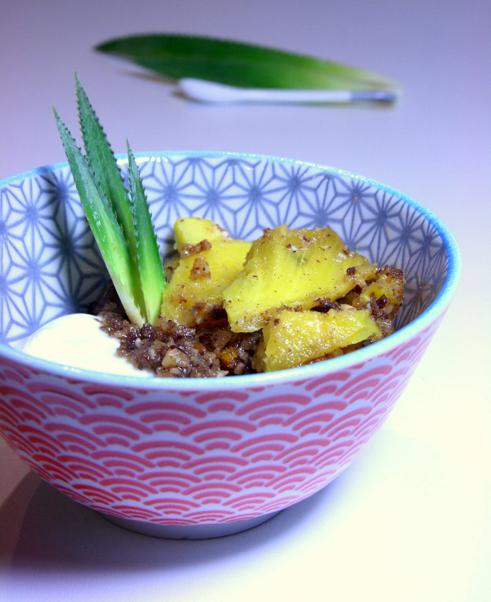 Ananas rôti aux noisettes, miel et vanille