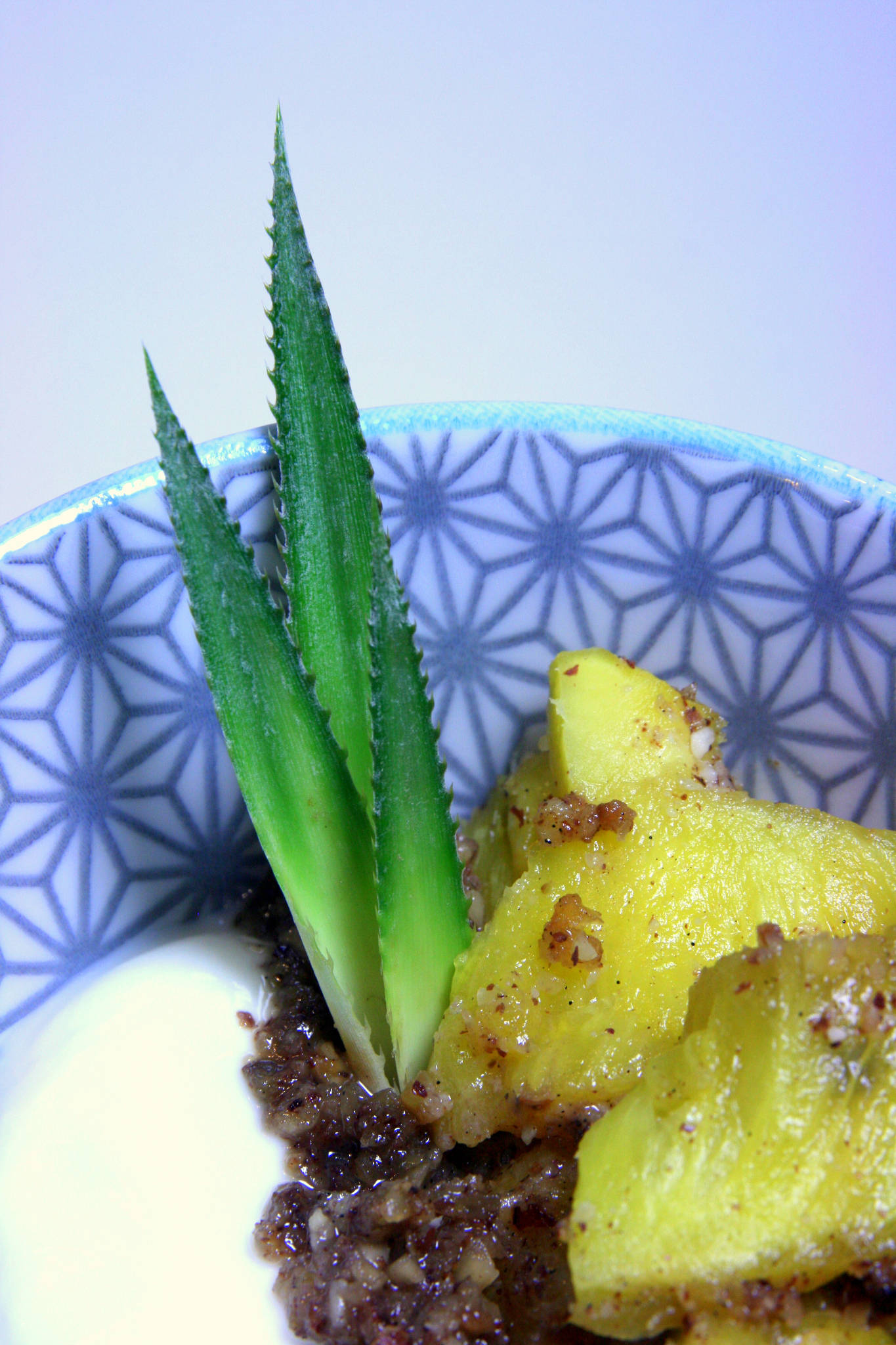 Ananas rôti aux noisettes, miel et vanille