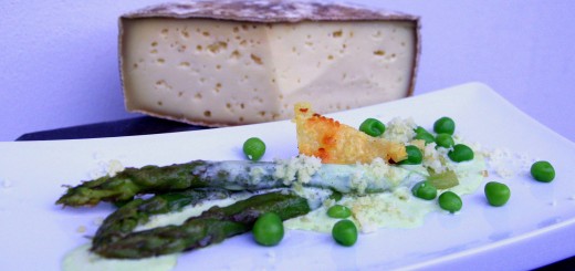 Asperges vertes rôties, crème de tomme de Savoie aux petits pois, tuile de tomme de Savoie