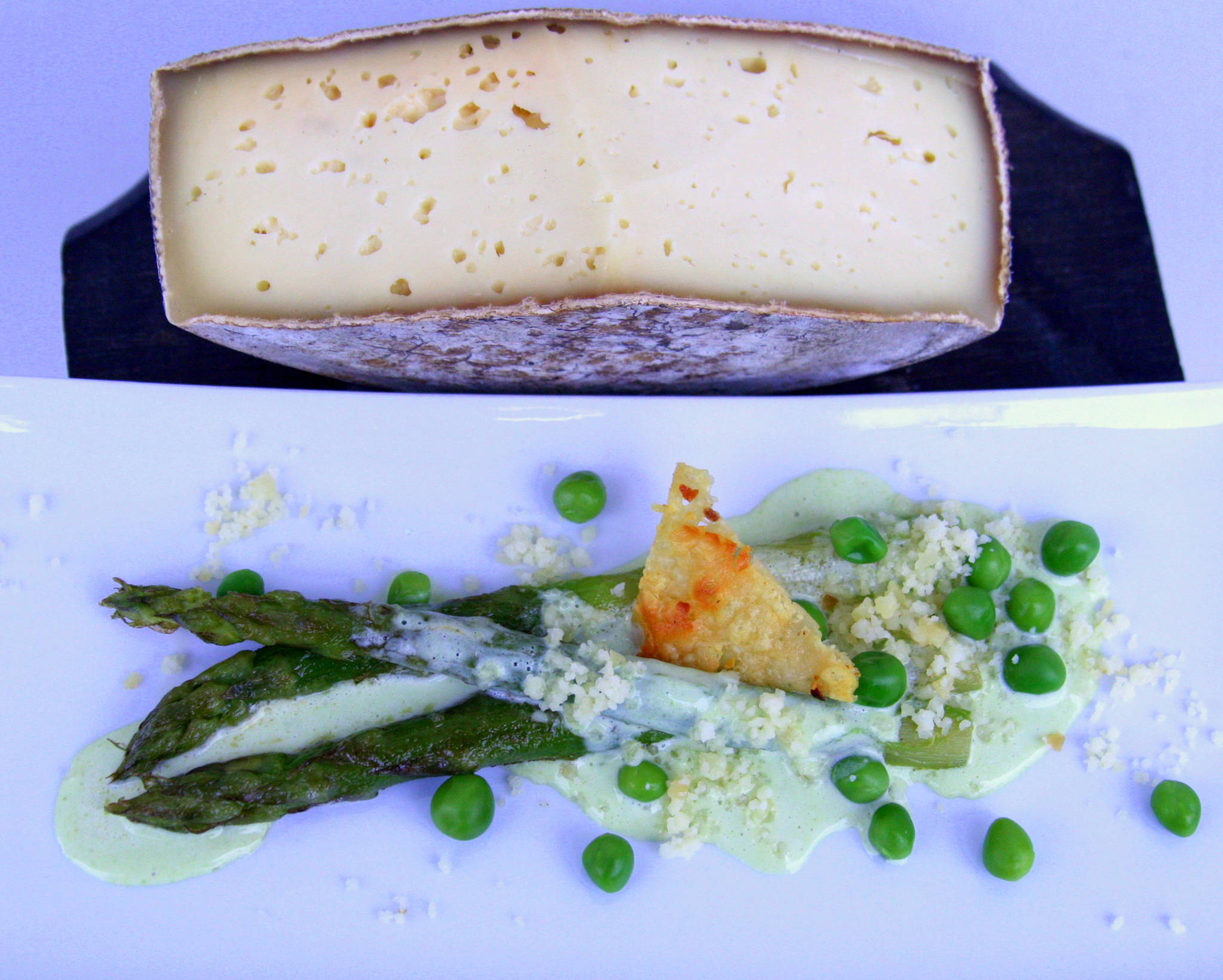 Asperges vertes rôties, crème de tomme de Savoie aux petits pois, tuile de tomme de Savoie