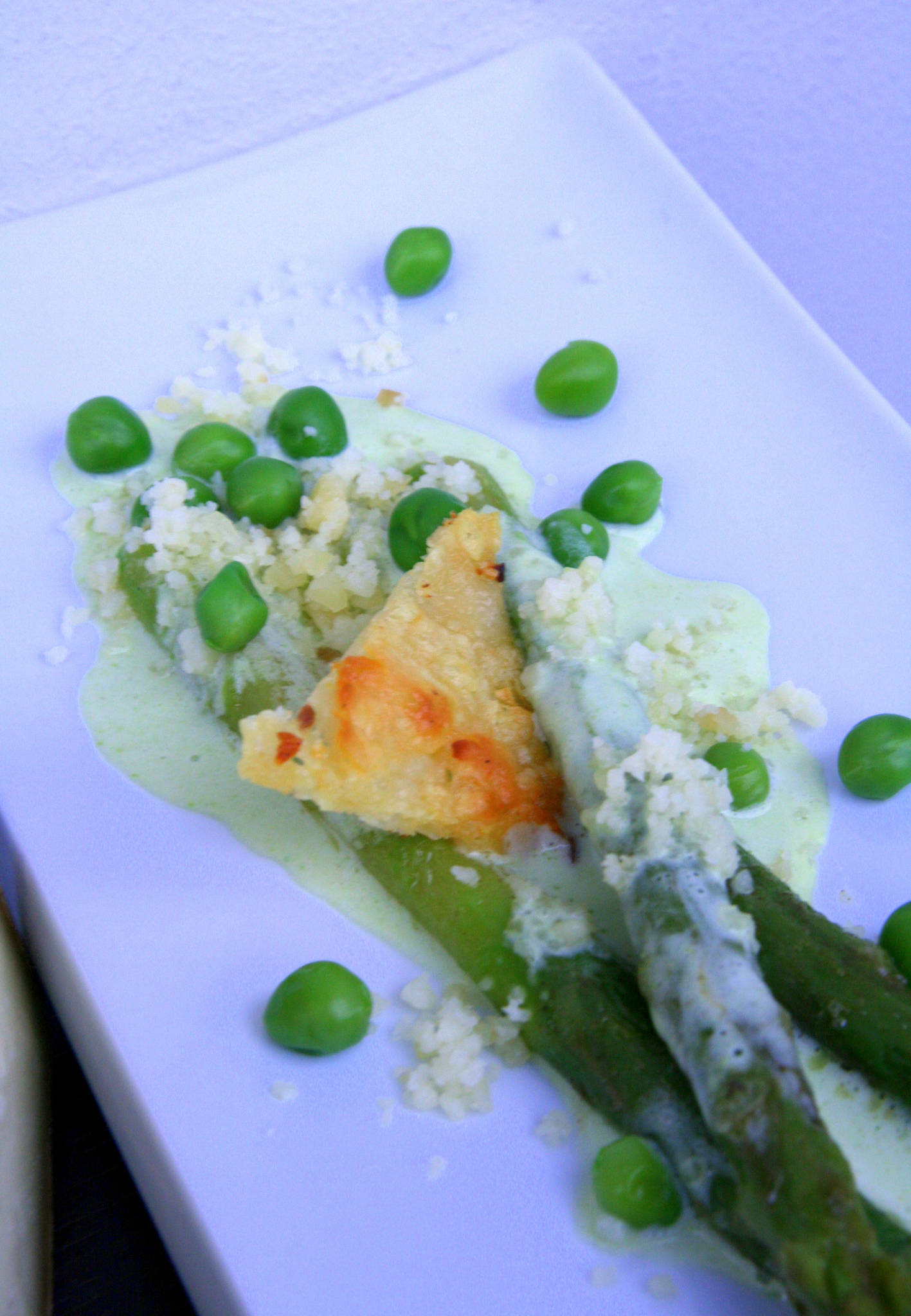 Asperges vertes rôties, crème de tomme de Savoie aux petits pois, tuile de tomme de Savoie