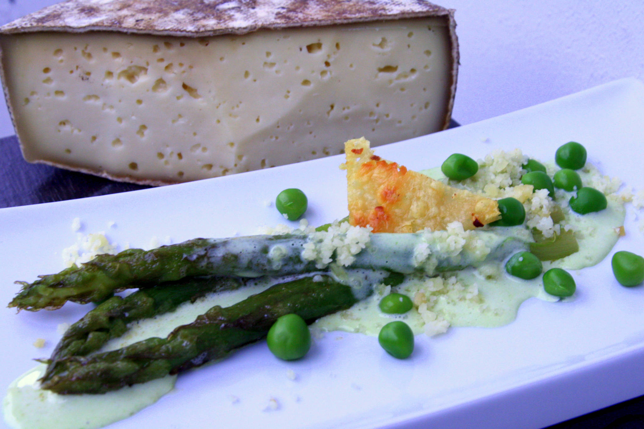 Asperges vertes rôties, crème de tomme de Savoie aux petits pois, tuile de tomme de Savoie