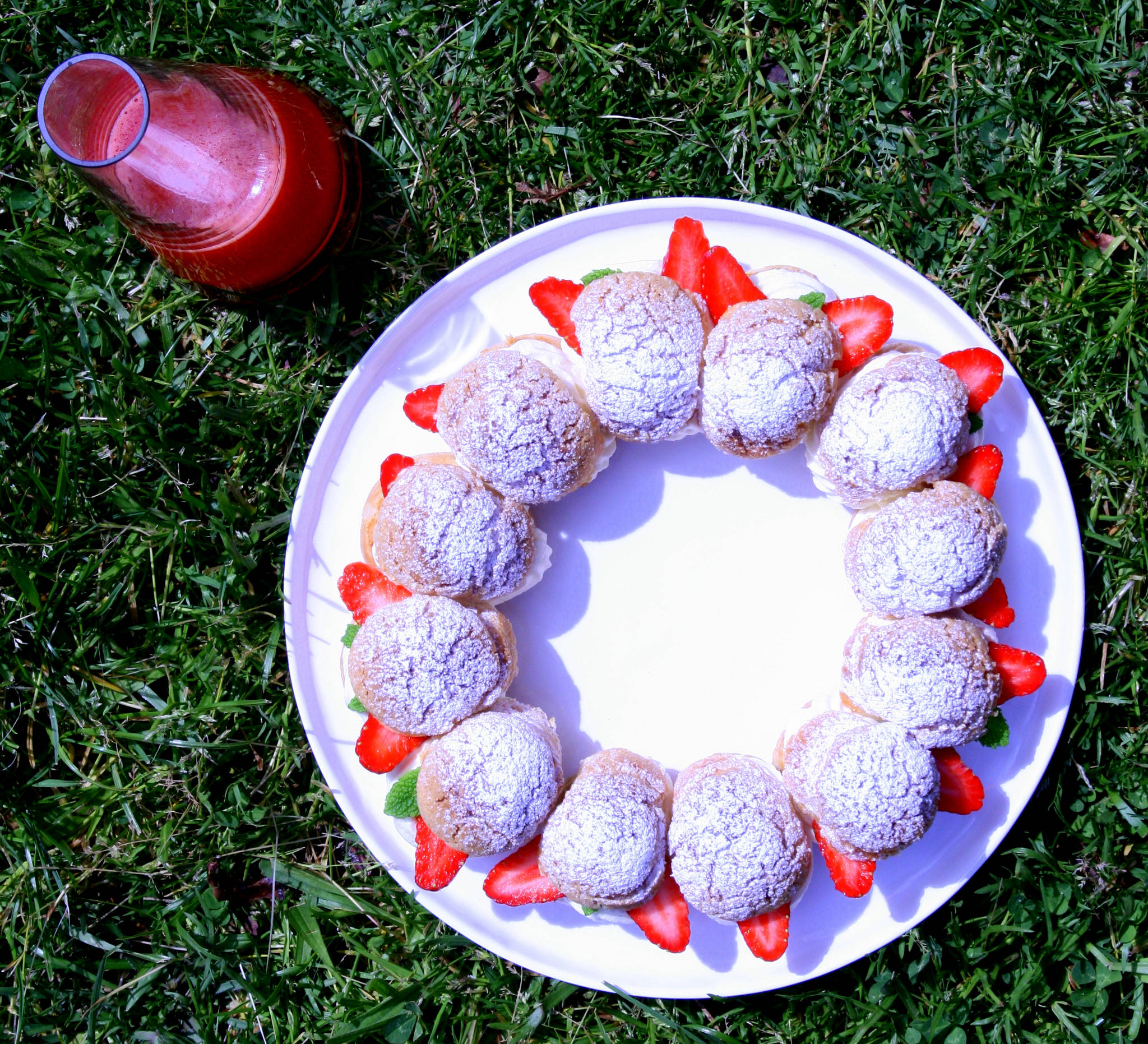 Couronne de choux aux fraises et chocolat blanc, eau de fraise