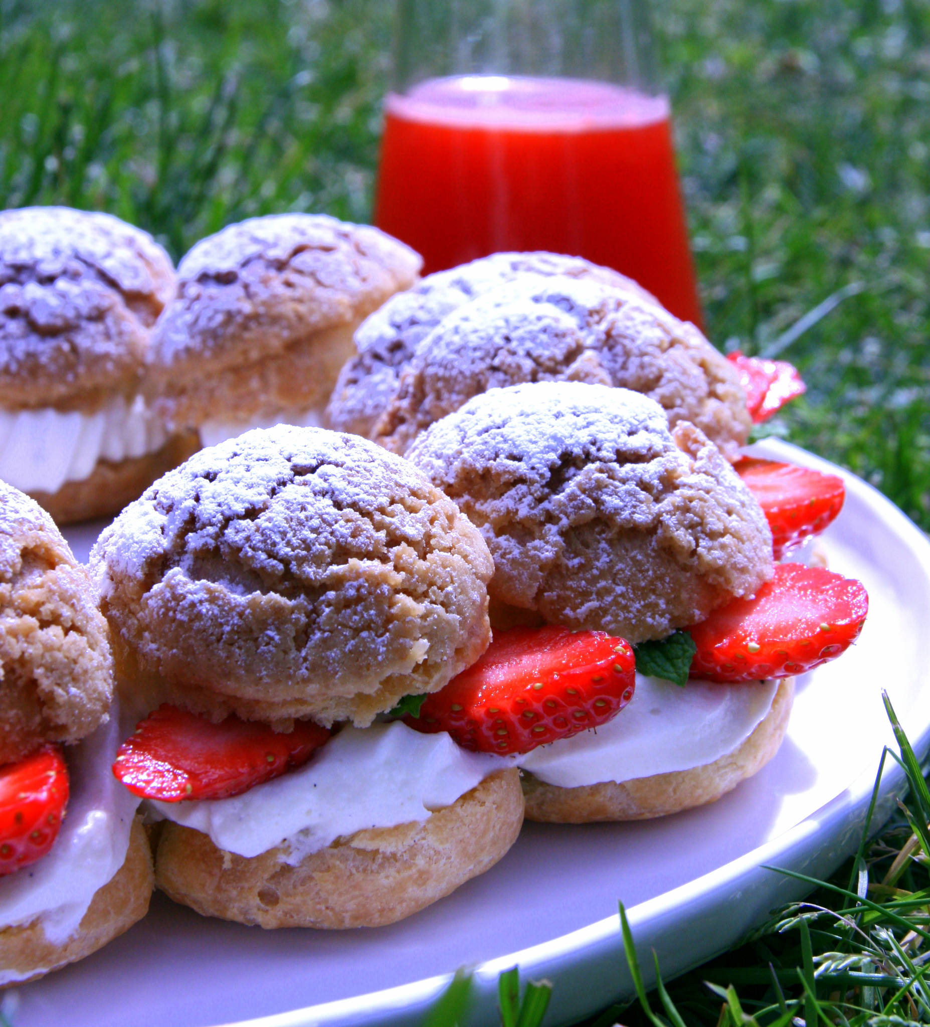 Couronne de choux aux fraises et chocolat blanc, eau de fraise