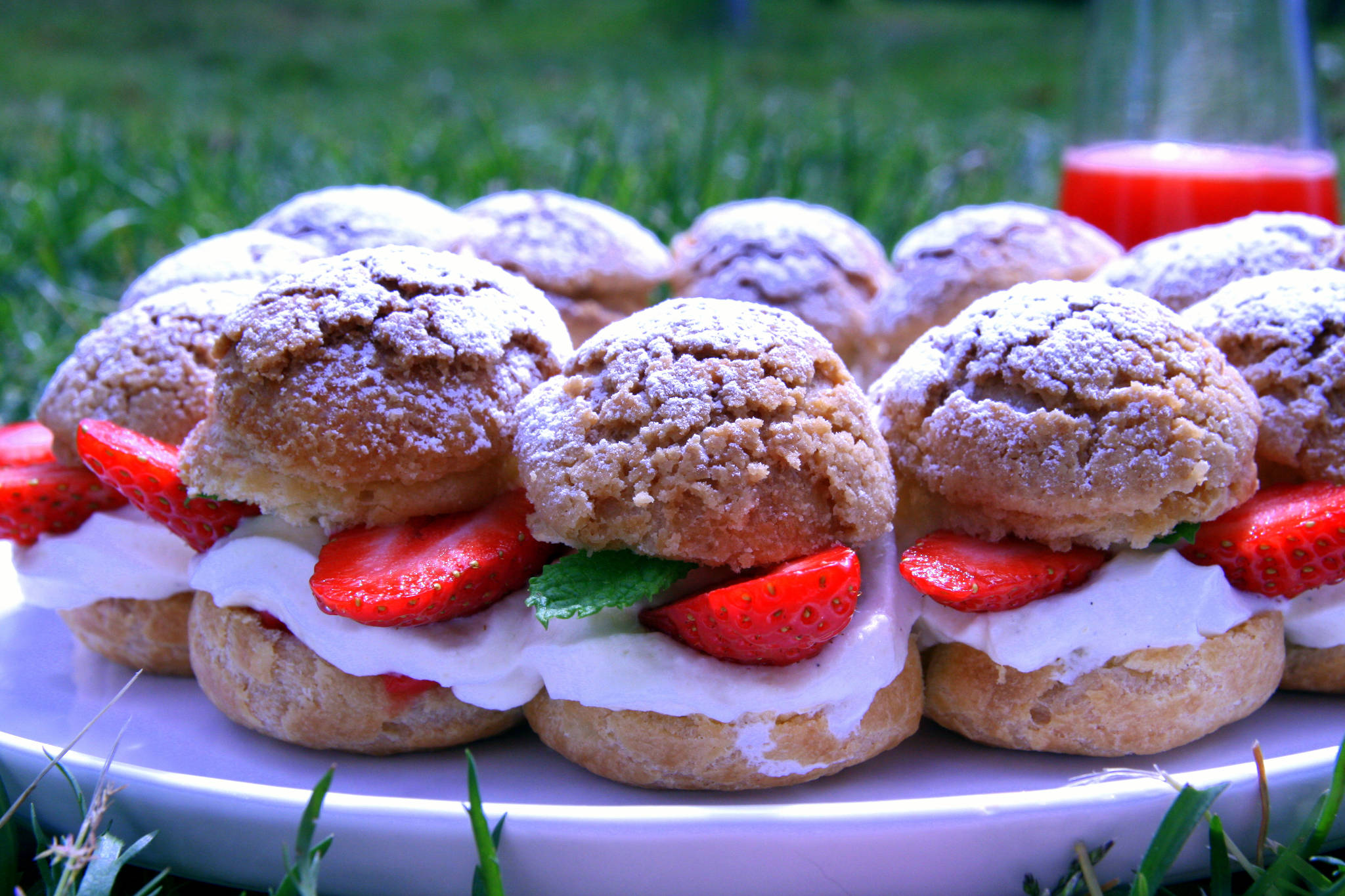 Couronne de choux aux fraises et chocolat blanc, eau de fraise