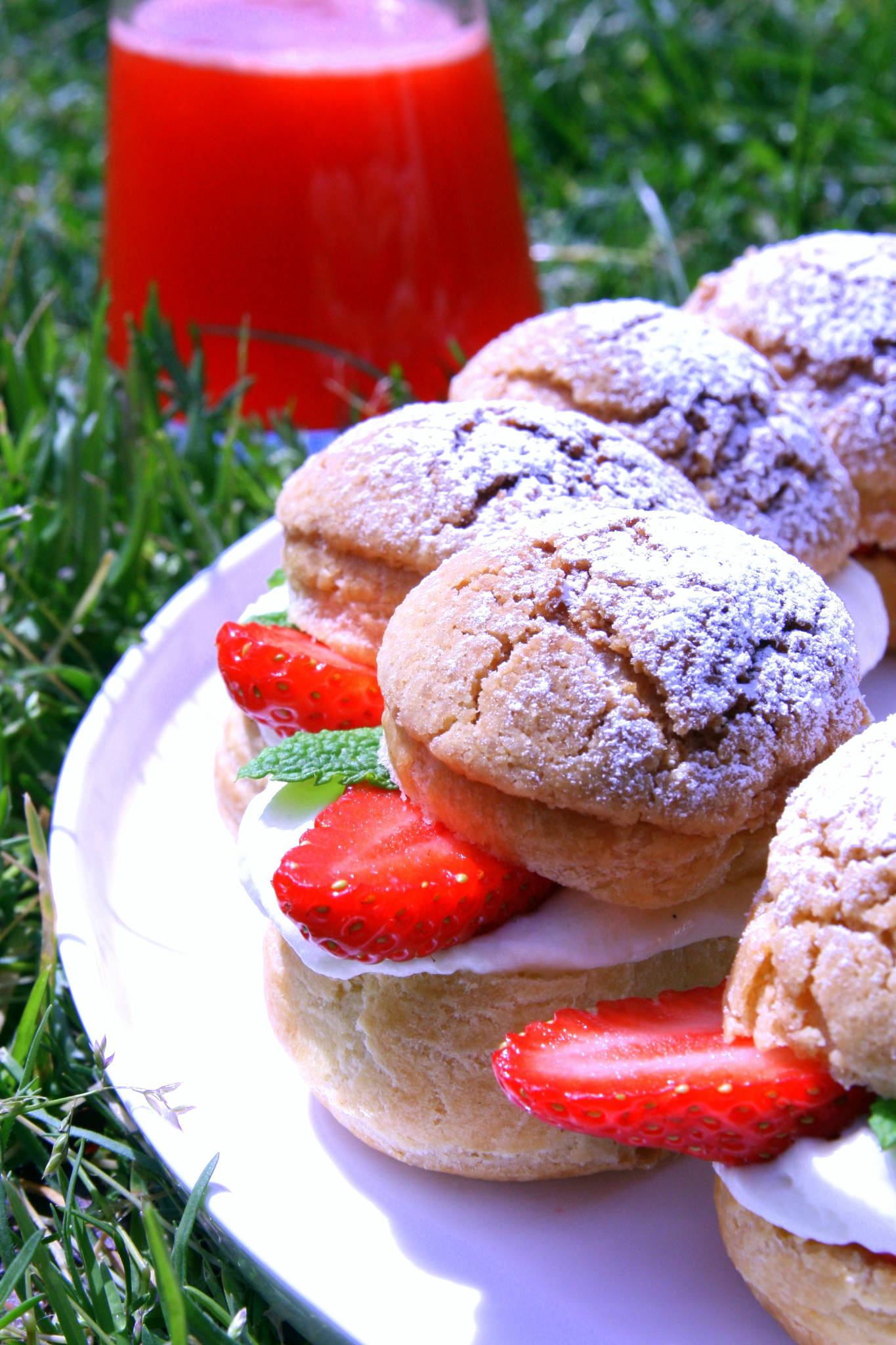 Couronne de choux aux fraises et chocolat blanc, eau de fraise