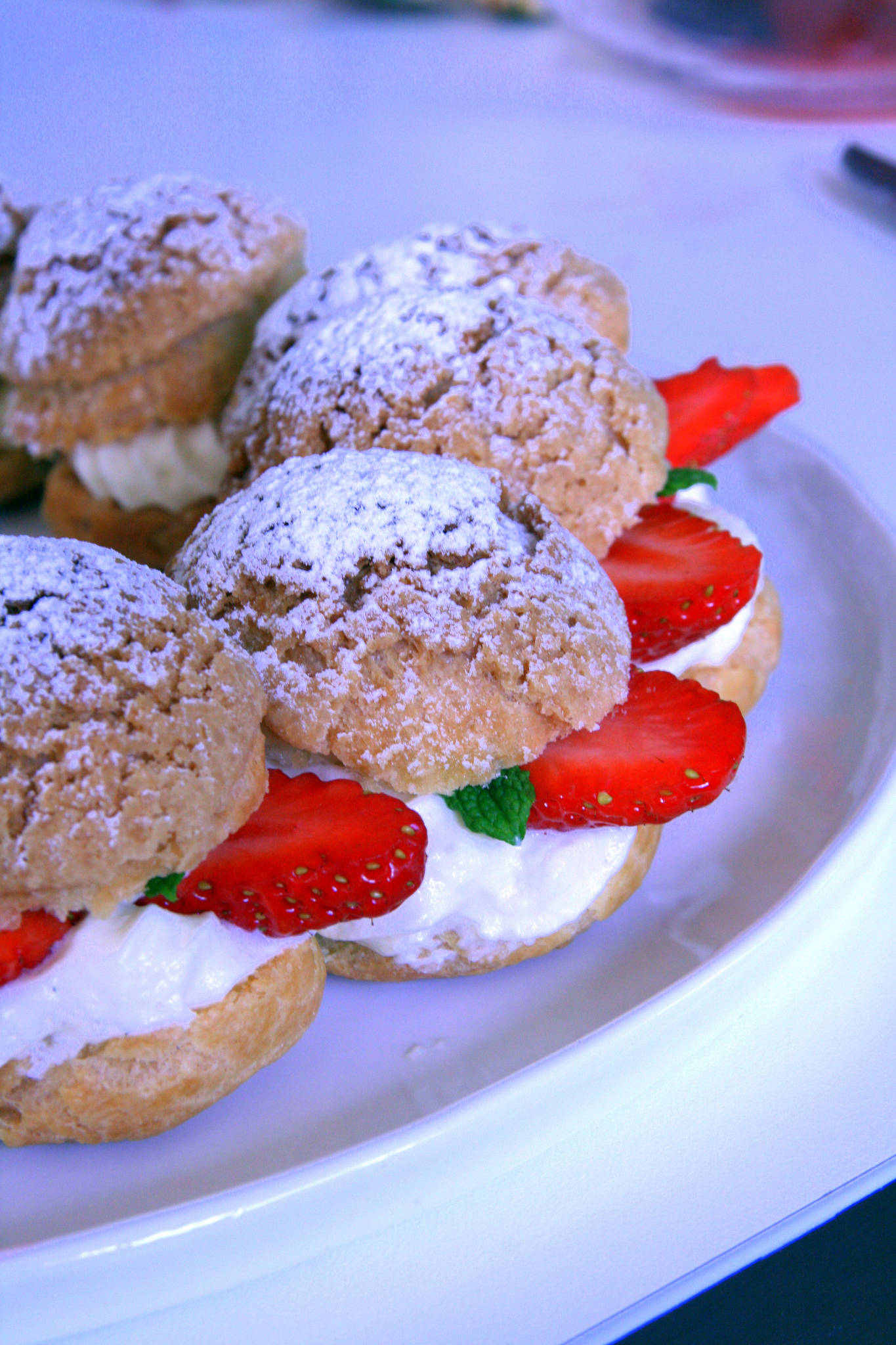 Couronne de choux aux fraises et chocolat blanc, eau de fraise