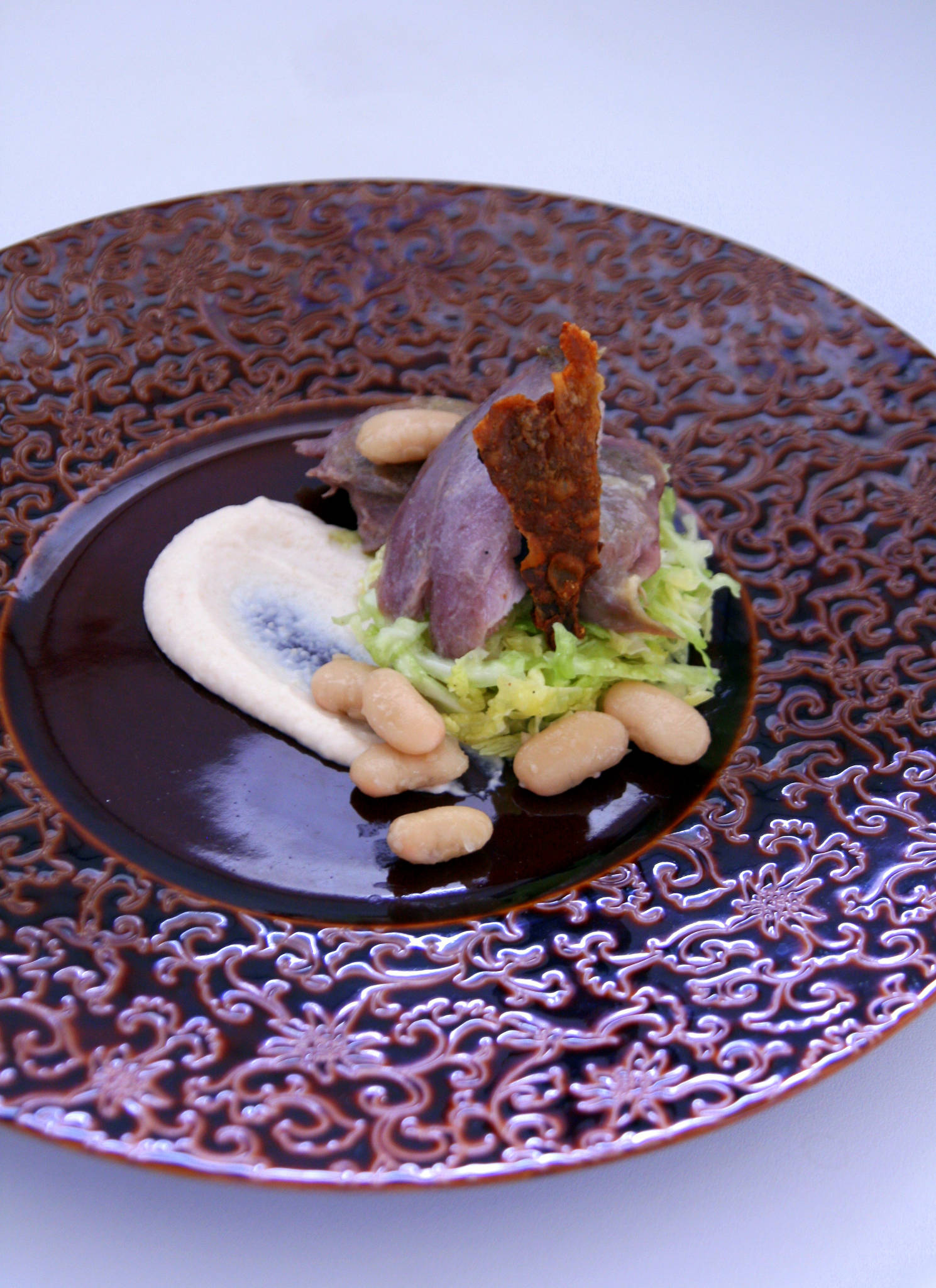 Confit de canard maison, haricots blancs en deux façons à la cannelle, salade de chou à l'huile de noix