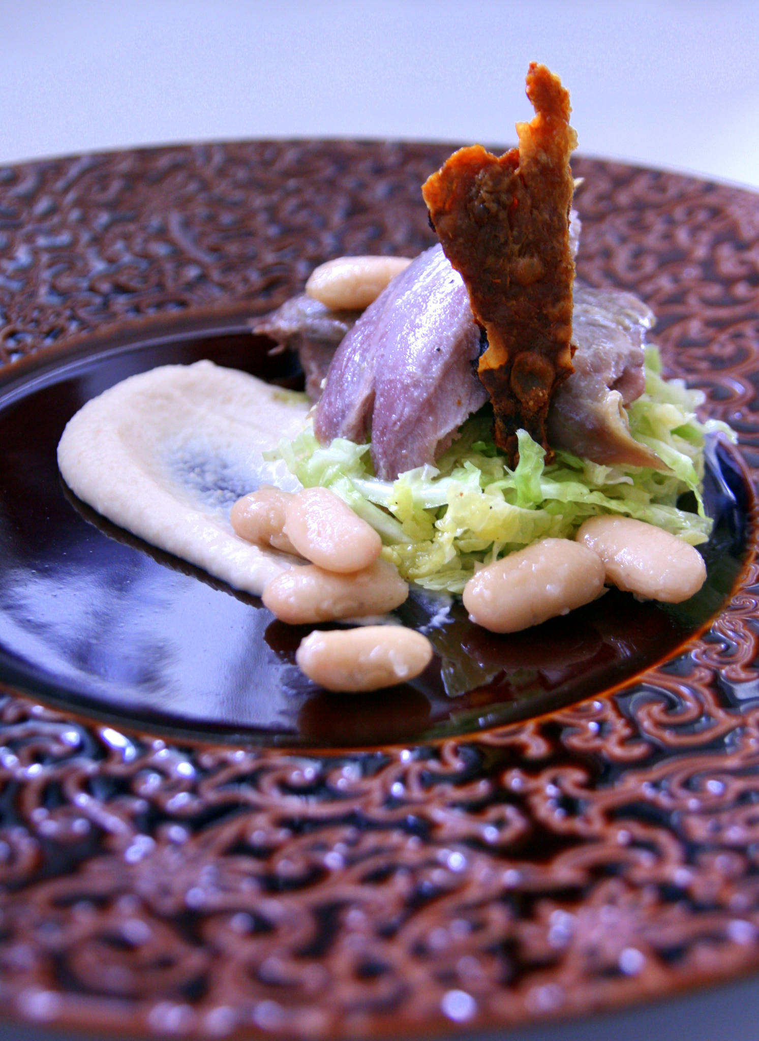 Confit de canard maison, haricots blancs en deux façons à la cannelle, salade de chou à l'huile de noix