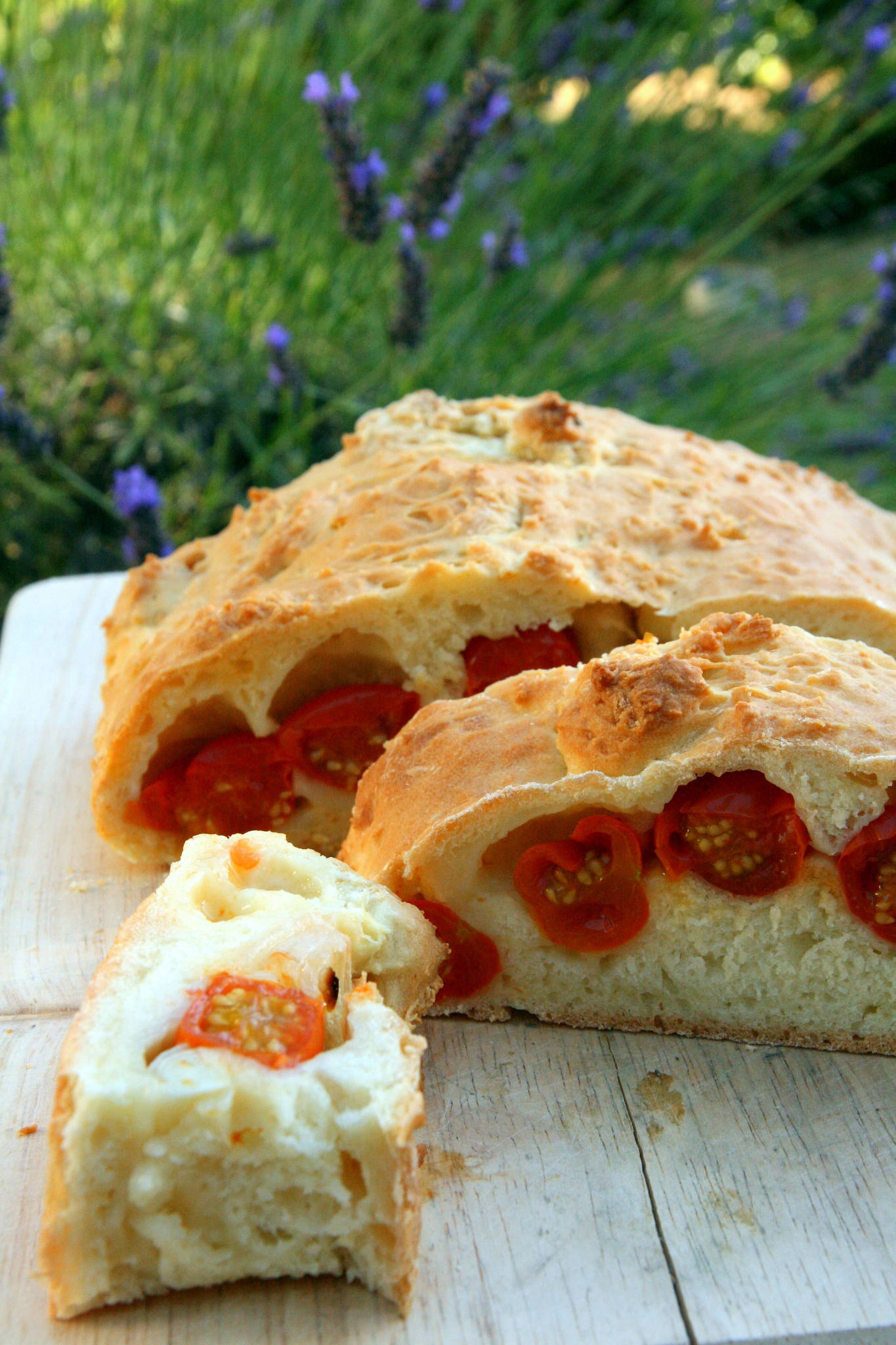 Fougasse aux tomates-cerises et aux oignons nouveaux