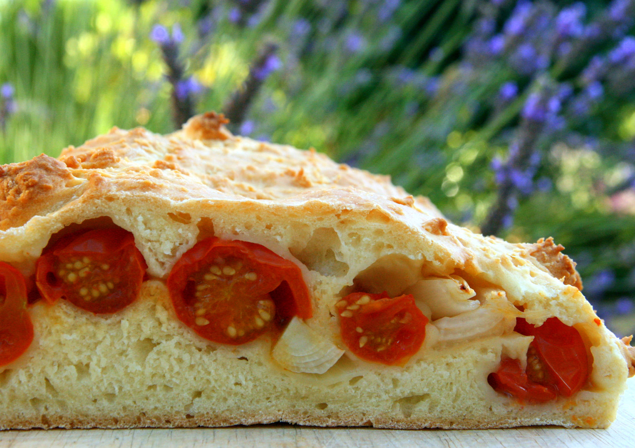 Fougasse aux tomates-cerises et aux oignons nouveaux