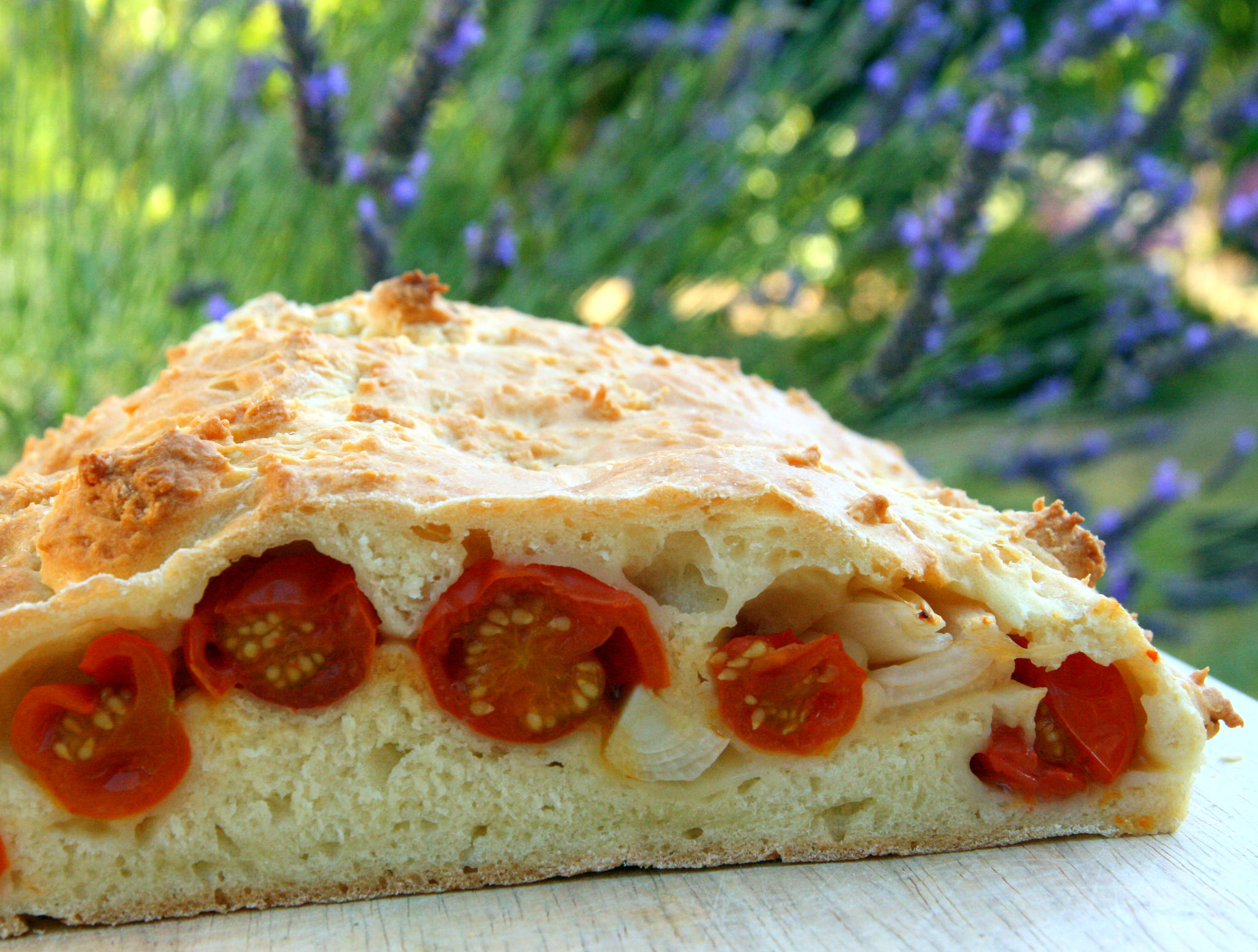 Fougasse aux tomates-cerises et aux oignons nouveaux