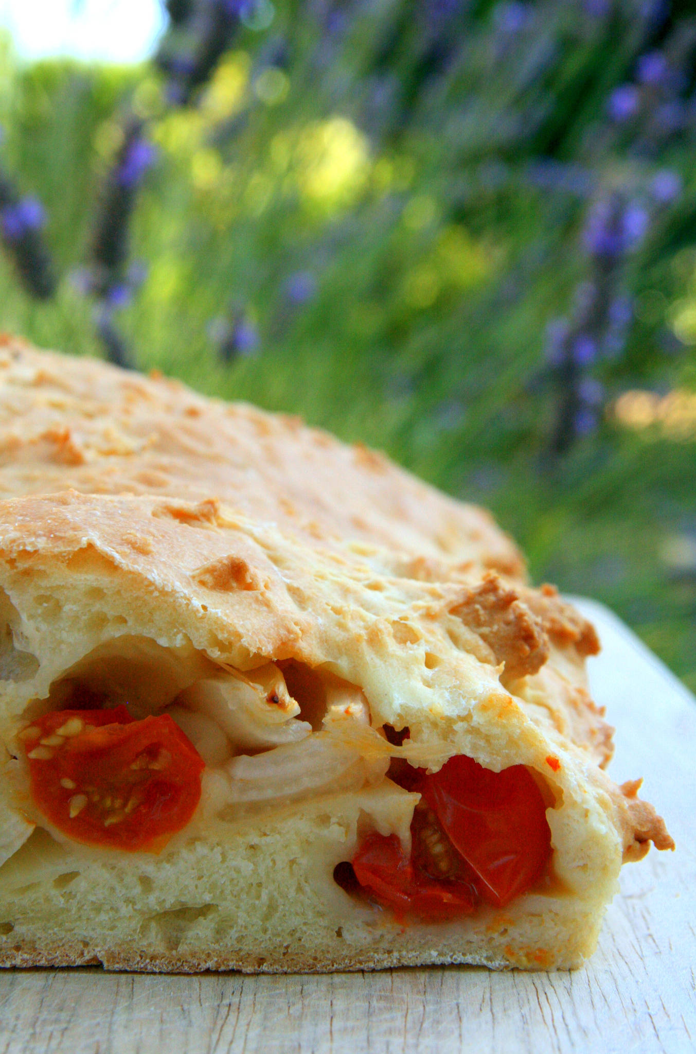 Fougasse aux tomates-cerises et aux oignons nouveaux