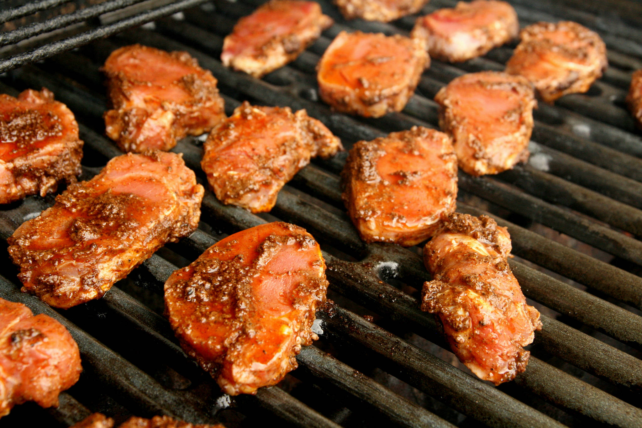 Médaillons de filet mignon de porc gingembre-cannelle au barbecue, patate douce en deux façons, amandes fraîches