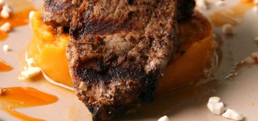 Médaillons de filet mignon de porc gingembre-cannelle au barbecue, patate douce en deux façons, amandes fraîches