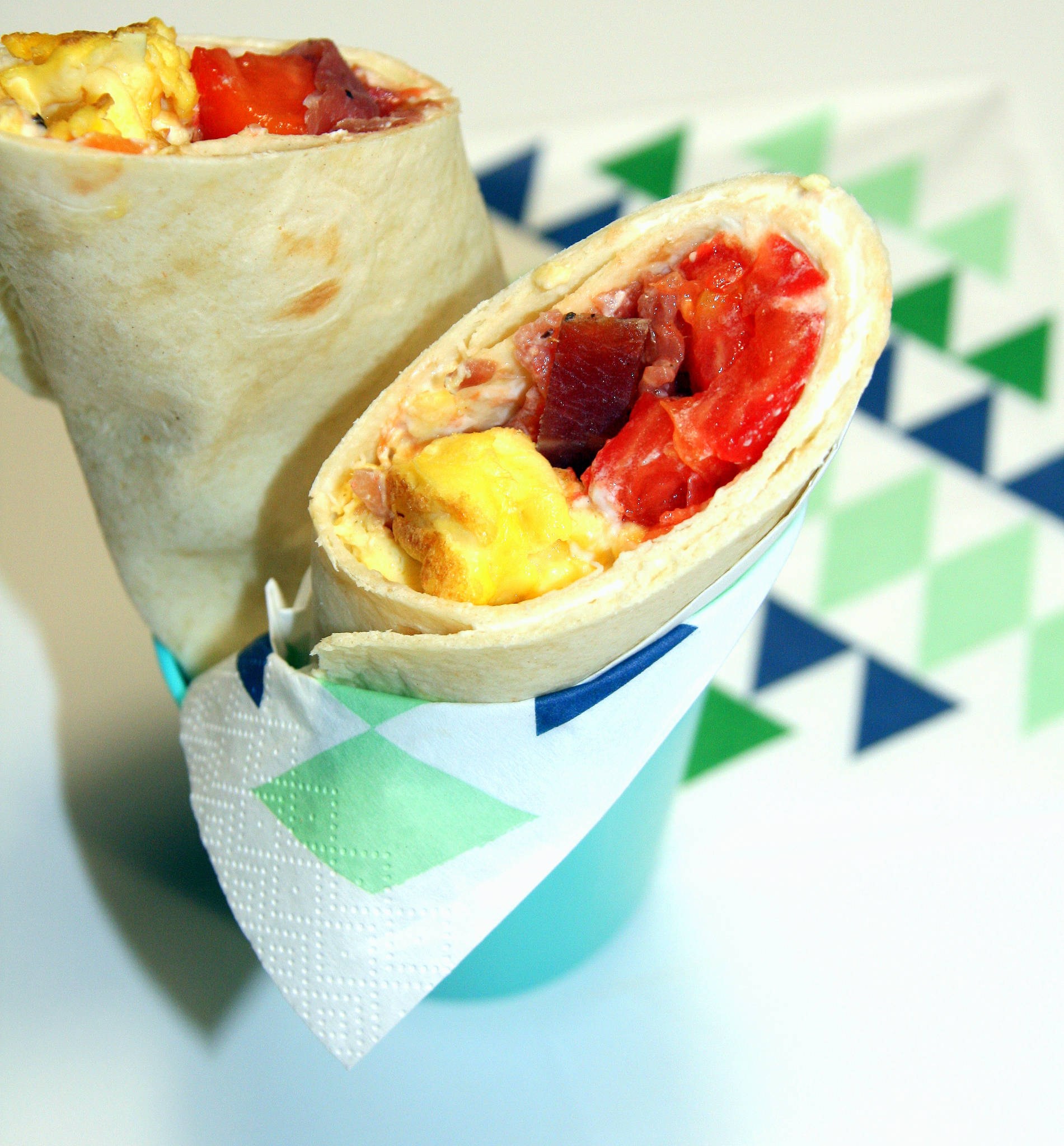 Wrap omelette, bacon, tomate, sauce fromage frais