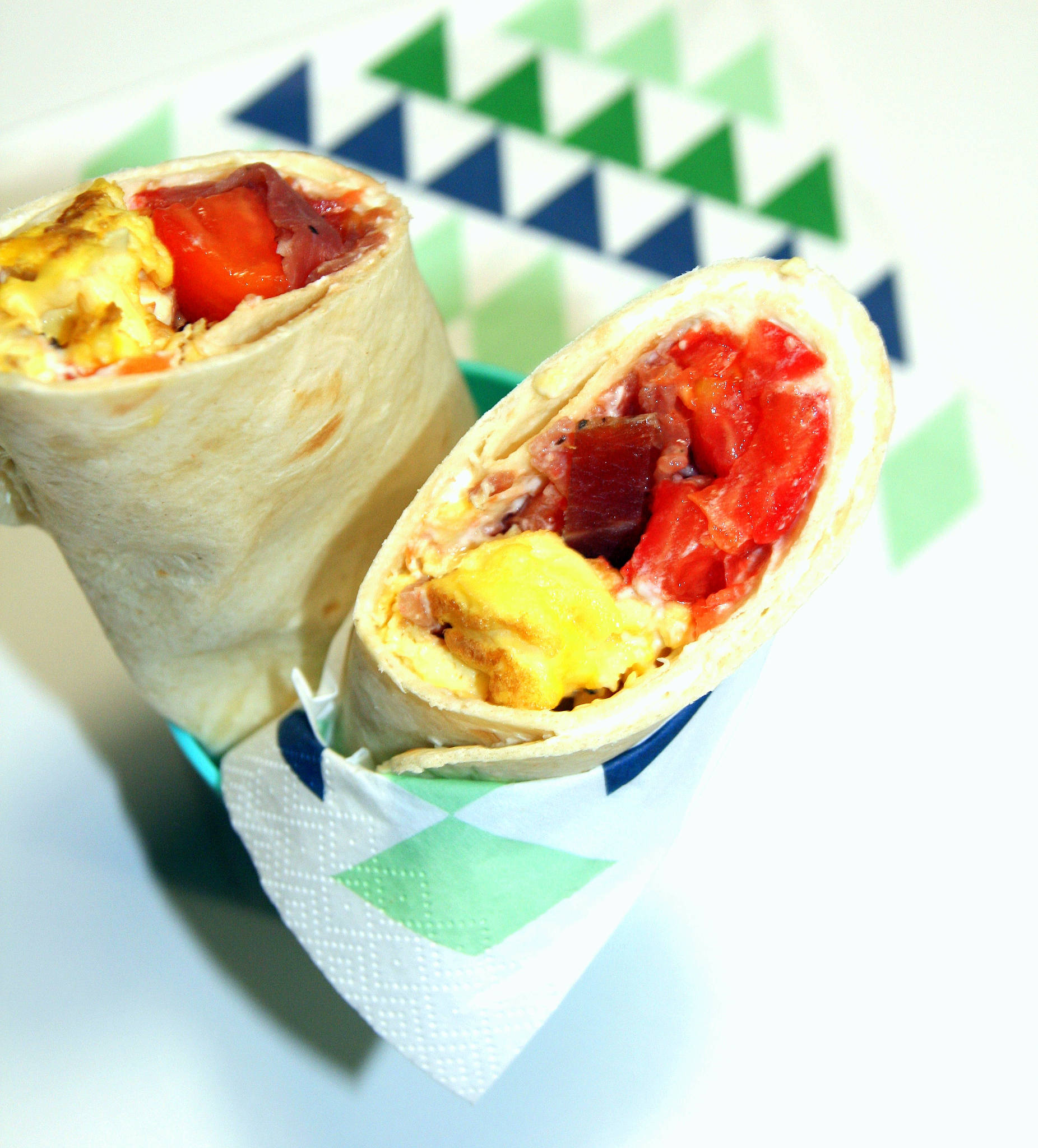 Wrap omelette, bacon, tomate, sauce fromage frais