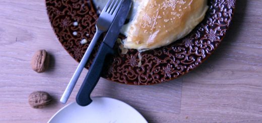 Comme un pastilla - Poulet au carry rouge et au sésame noir, Saint-Marcellin, noix et miel