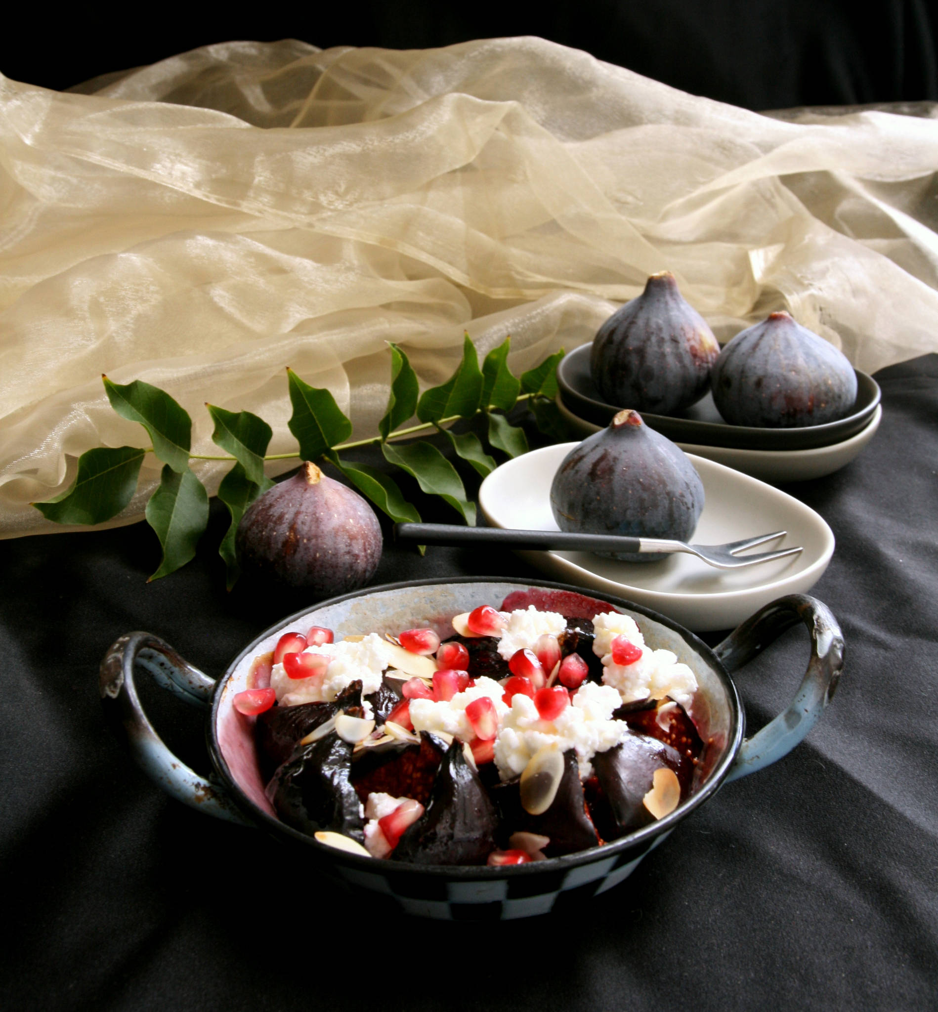 Figues rôties au miel, chèvre frais et grenade