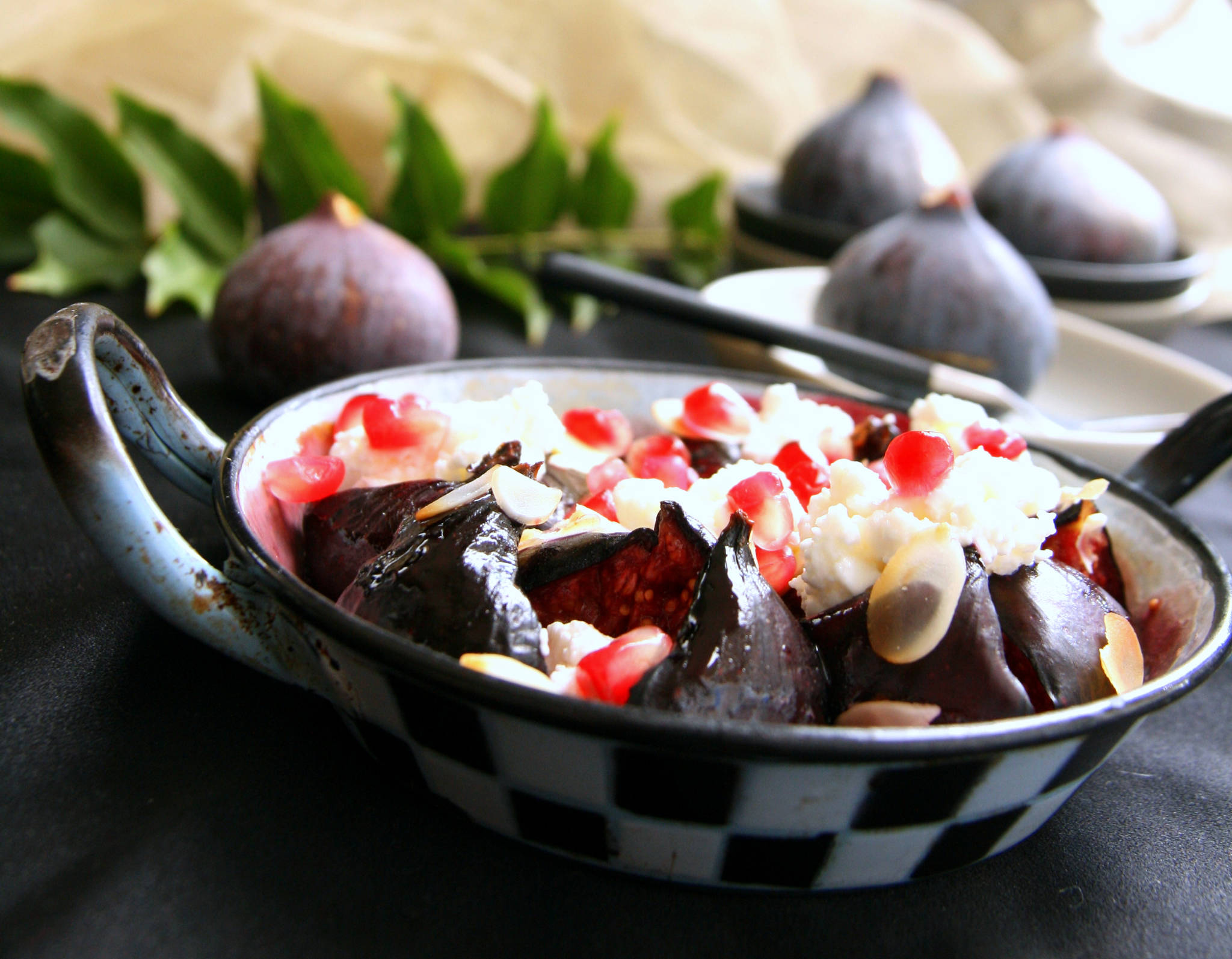 Figues rôties au miel, chèvre frais et grenade