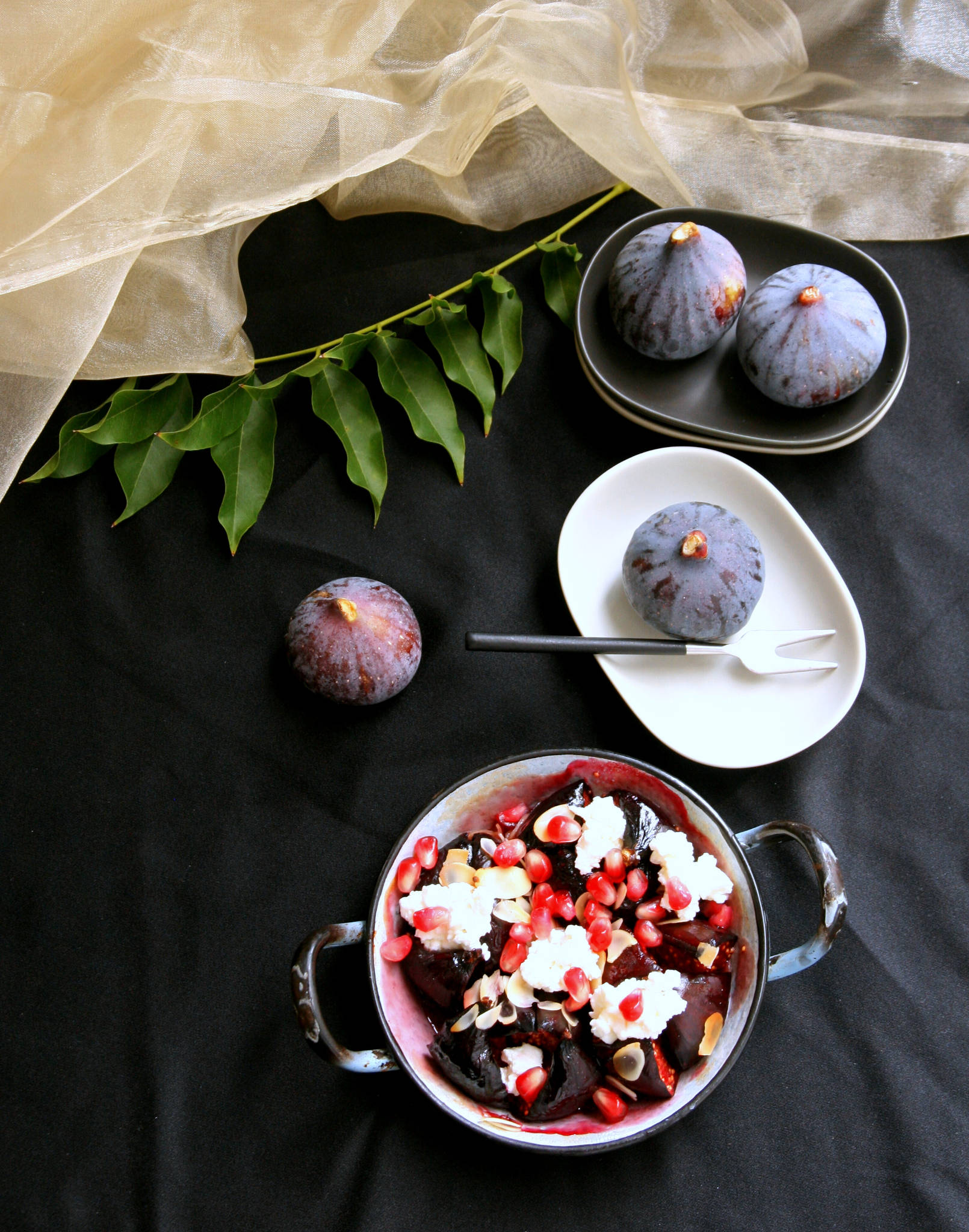 Figues rôties au miel, chèvre frais et grenade