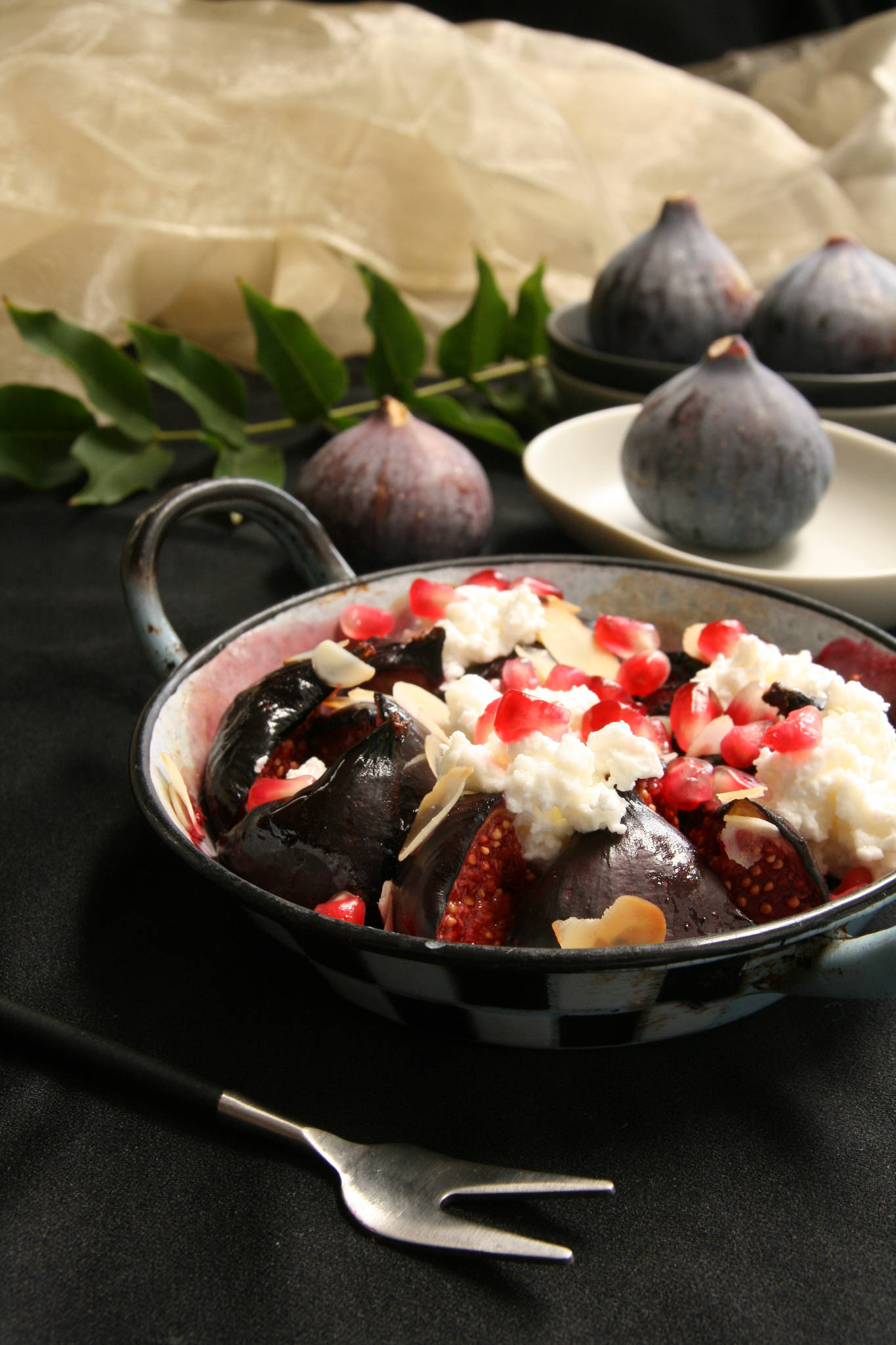 Figues rôties au miel, chèvre frais et grenade