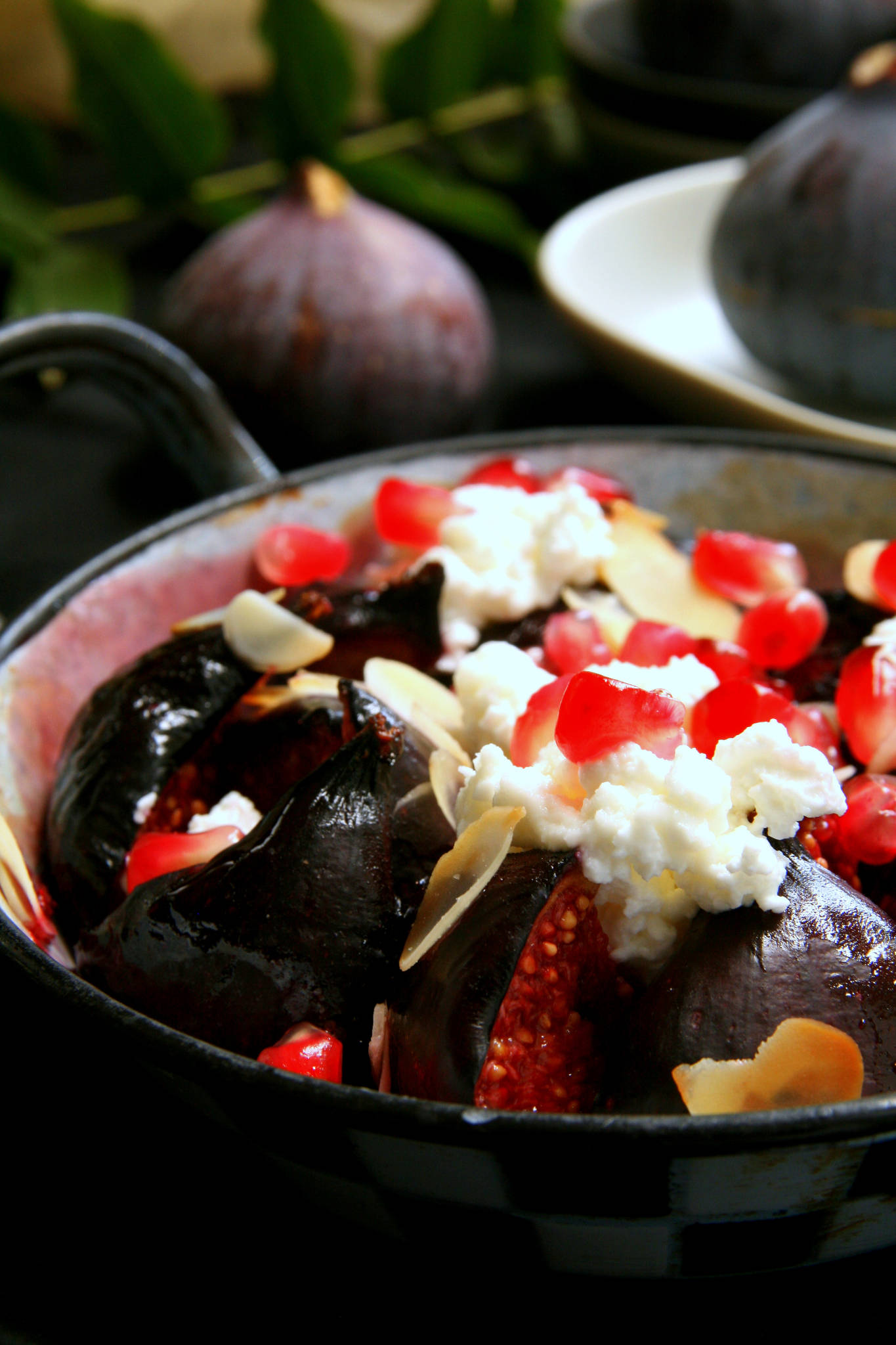 Figues rôties au miel, chèvre frais et grenade