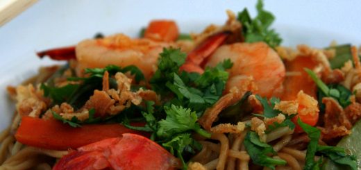 Nouilles aux crevettes, pois gourmands et carottes, citronnelle et gingembre