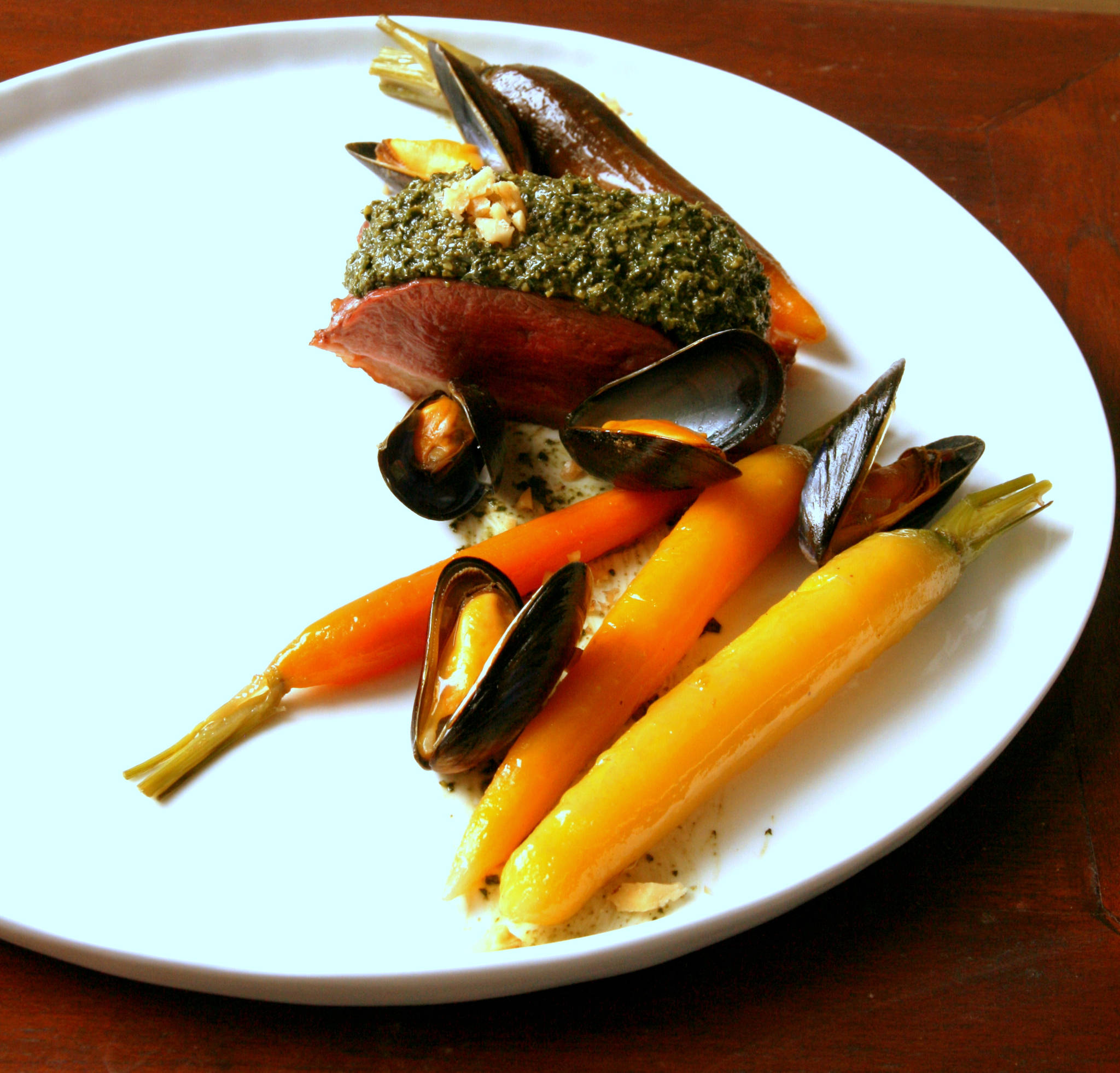 Terre & mer d'Aquitaine - Magret au pesto de fanes de carottes des sables et aux noix du Périgord, moules de bouchot au Lillet, carottes glacées