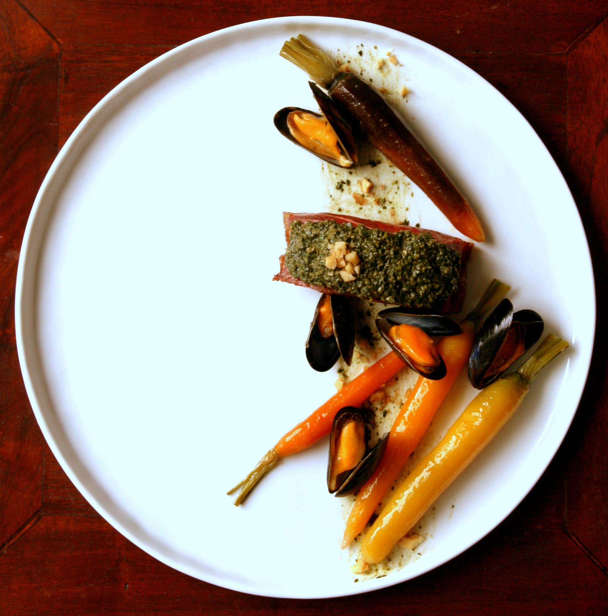 Terre & mer d'Aquitaine - Magret au pesto de fanes de carottes des sables et aux noix du Périgord, moules de bouchot au Lillet, carottes glacées