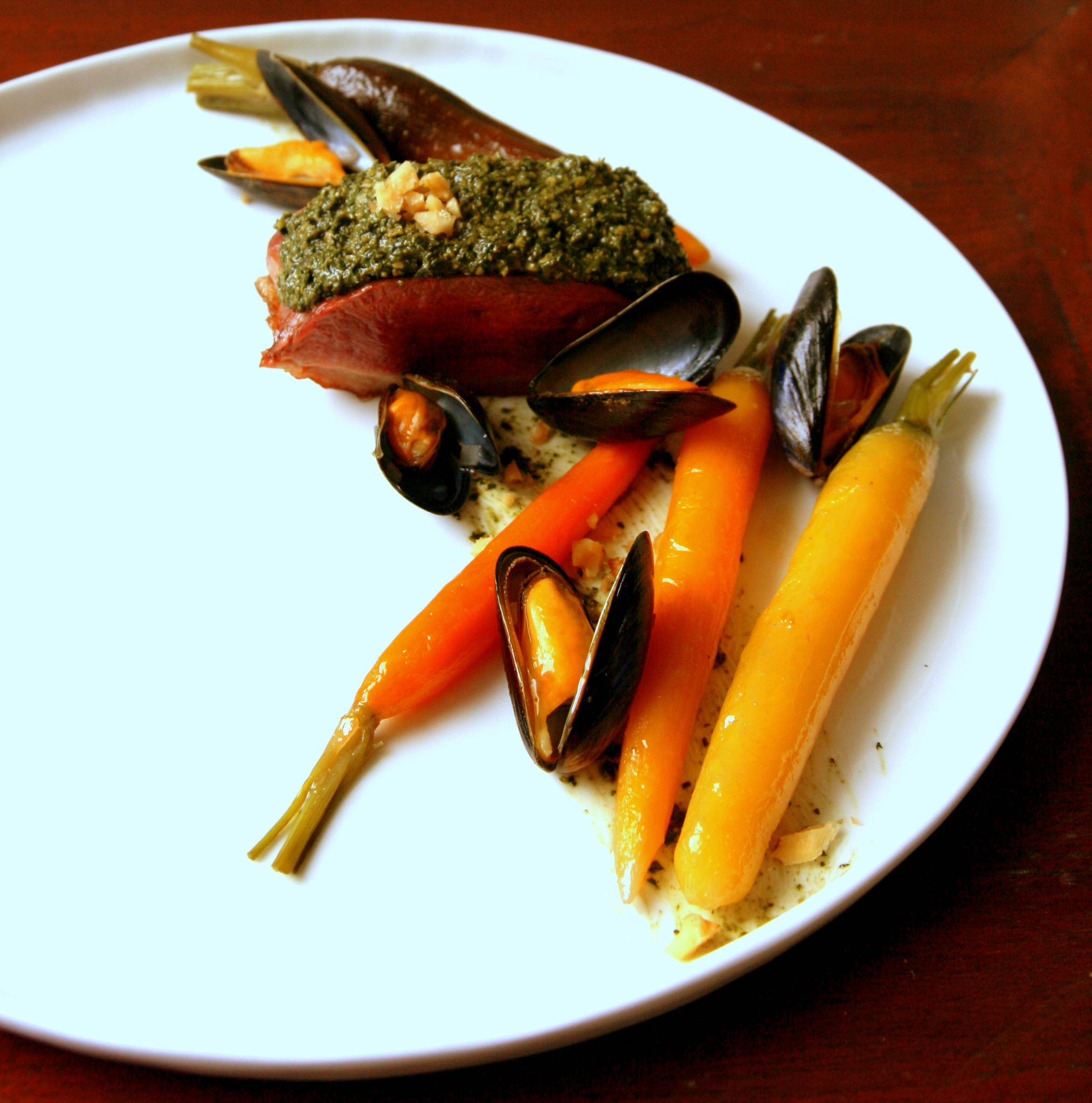 Terre & mer d'Aquitaine - Magret au pesto de fanes de carottes des sables et aux noix du Périgord, moules de bouchot au Lillet, carottes glacées