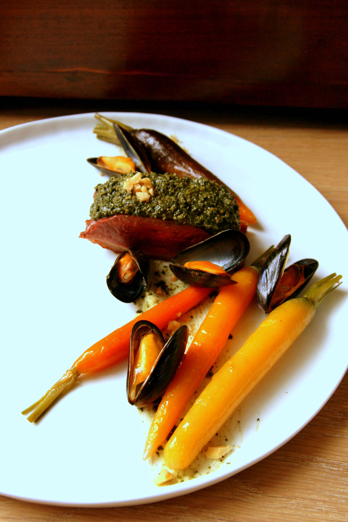 Terre & mer d'Aquitaine - Magret au pesto de fanes de carottes des sables et aux noix du Périgord, moules de bouchot au Lillet, carottes glacées