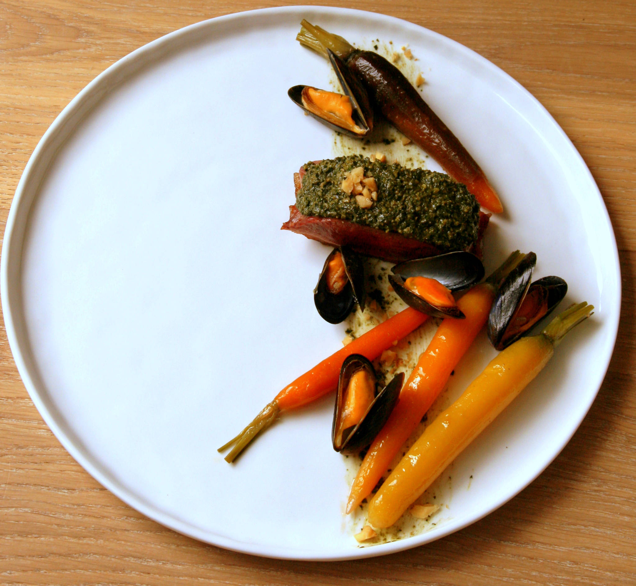 Terre & mer d'Aquitaine - Magret au pesto de fanes de carottes des sables et aux noix du Périgord, moules de bouchot au Lillet, carottes glacées