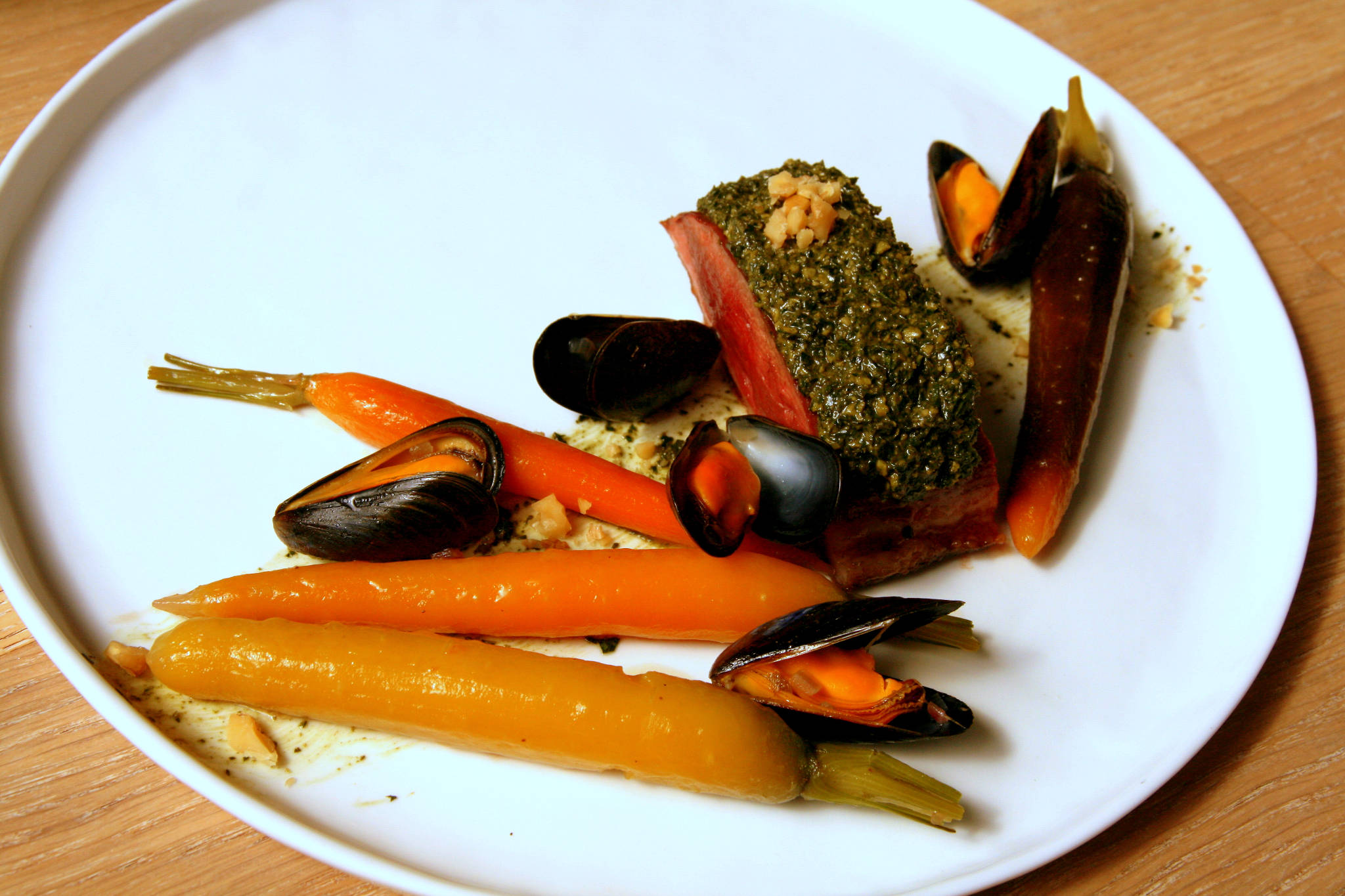 Terre & mer d'Aquitaine - Magret au pesto de fanes de carottes des sables et aux noix du Périgord, moules de bouchot au Lillet, carottes glacées