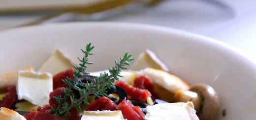 Farfales aux olives, chèvre et bresaola