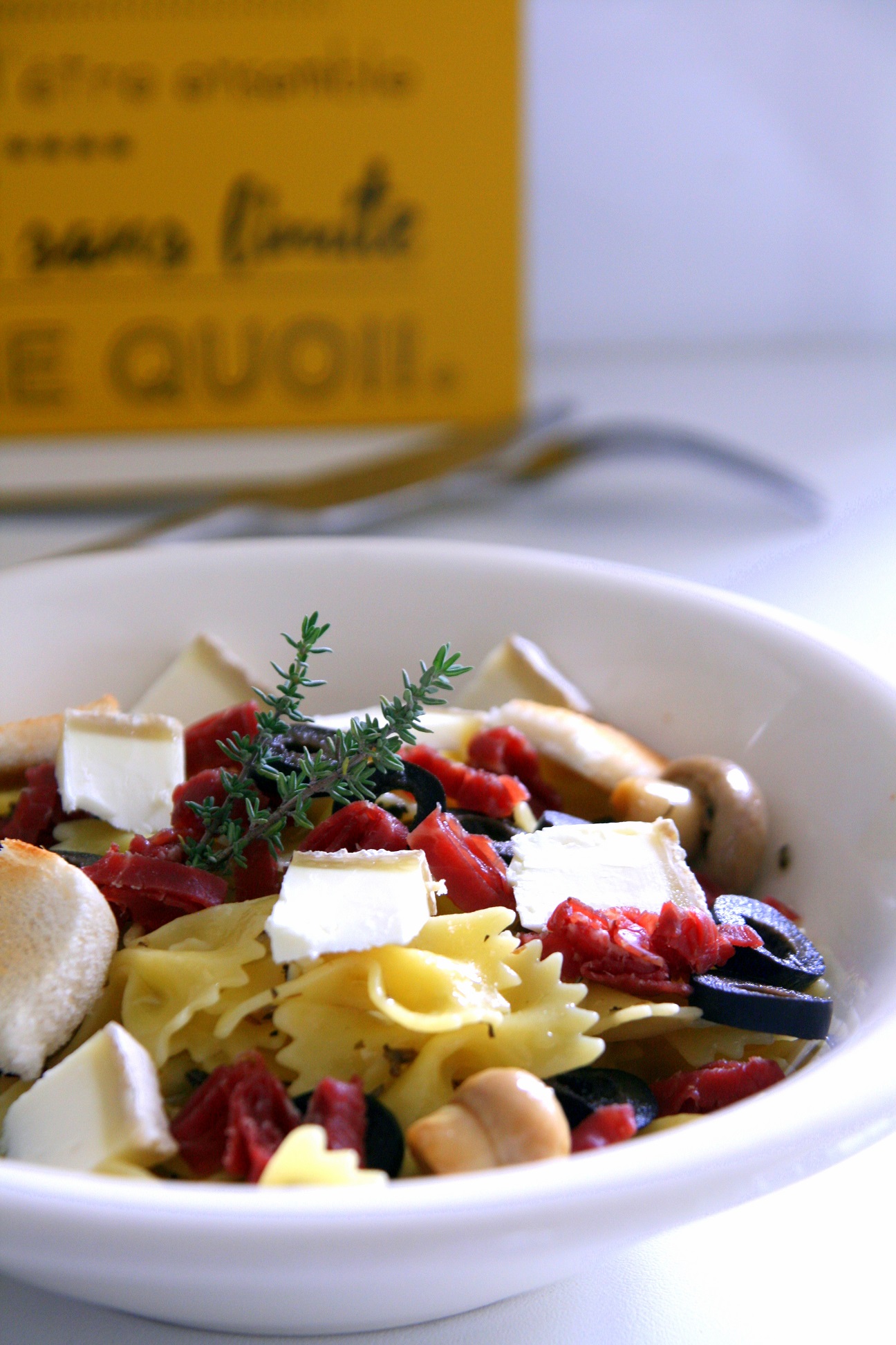 Farfales aux olives, chèvre et bresaola