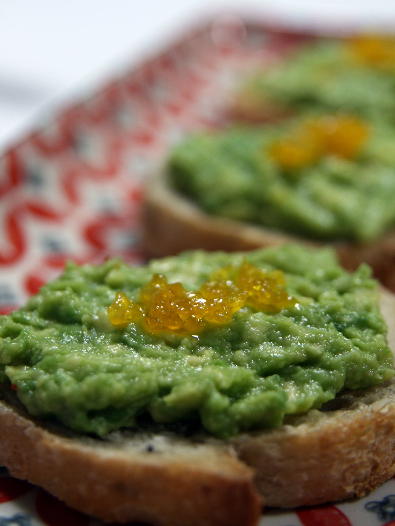 Tartine d'avocat, jaune d'oeuf confit au sel