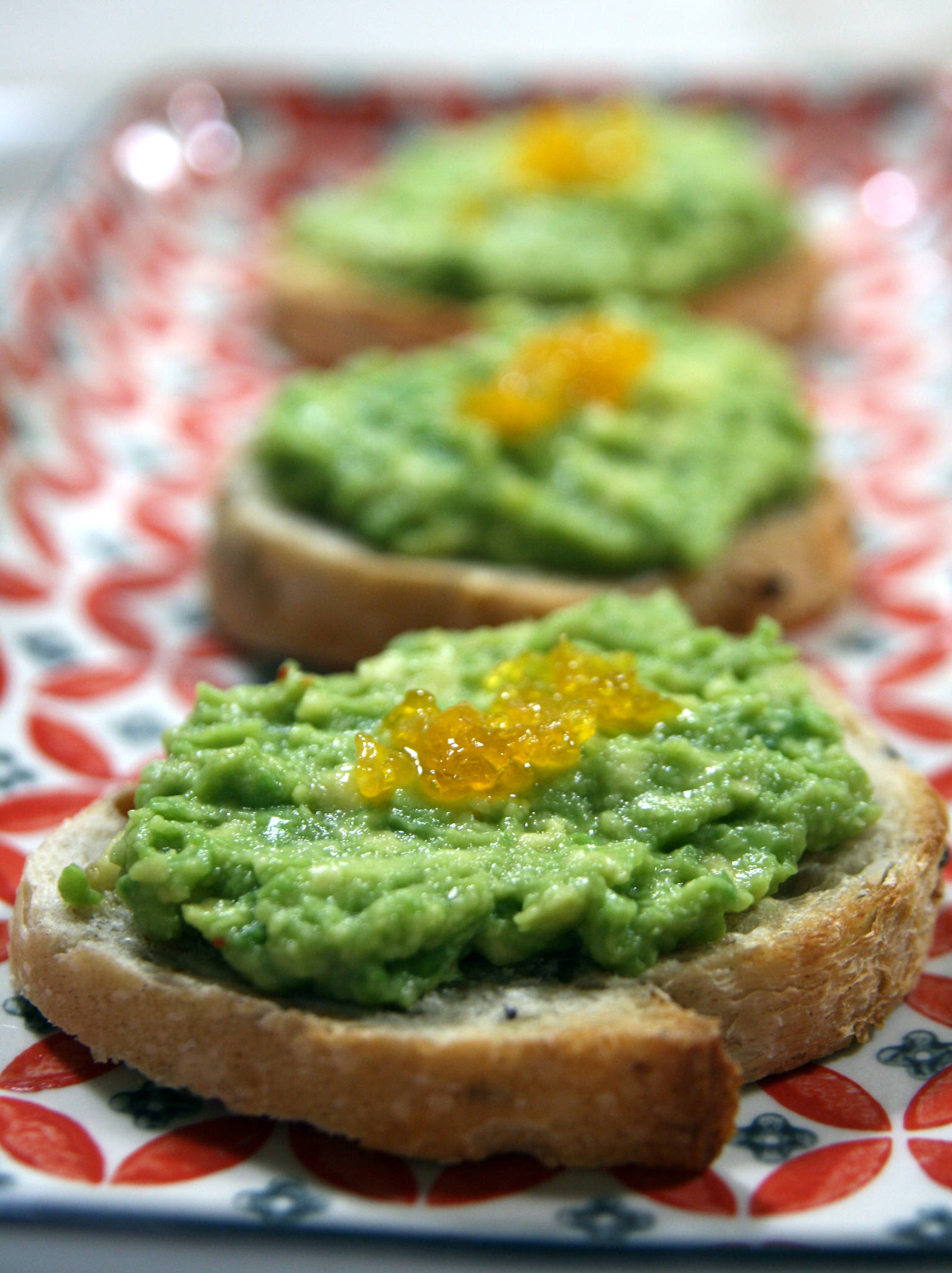 Tartine d'avocat, jaune d'oeuf confit au sel